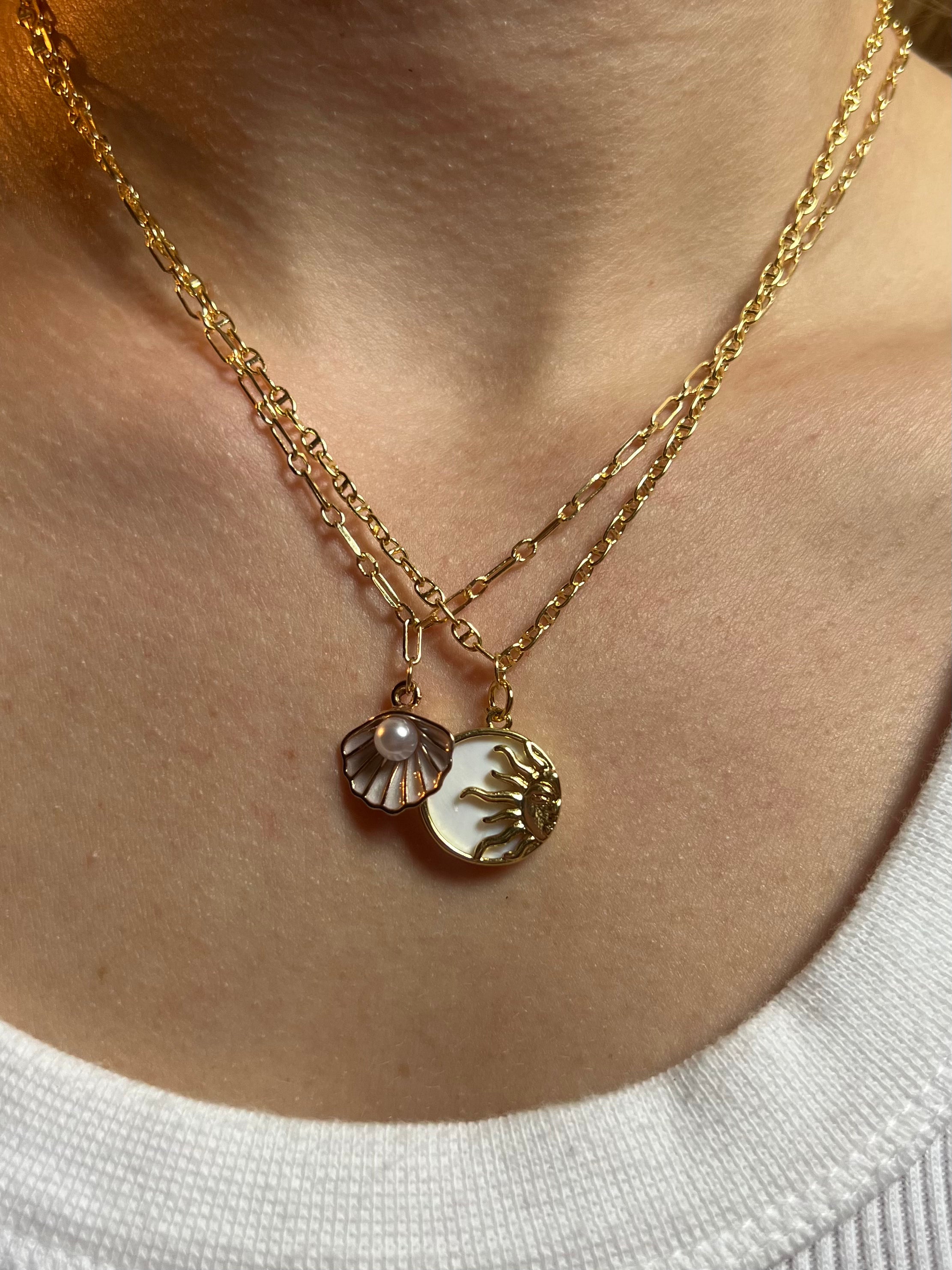 HALF CLAM SHELL W/ PEARL NECKLACE CBK
