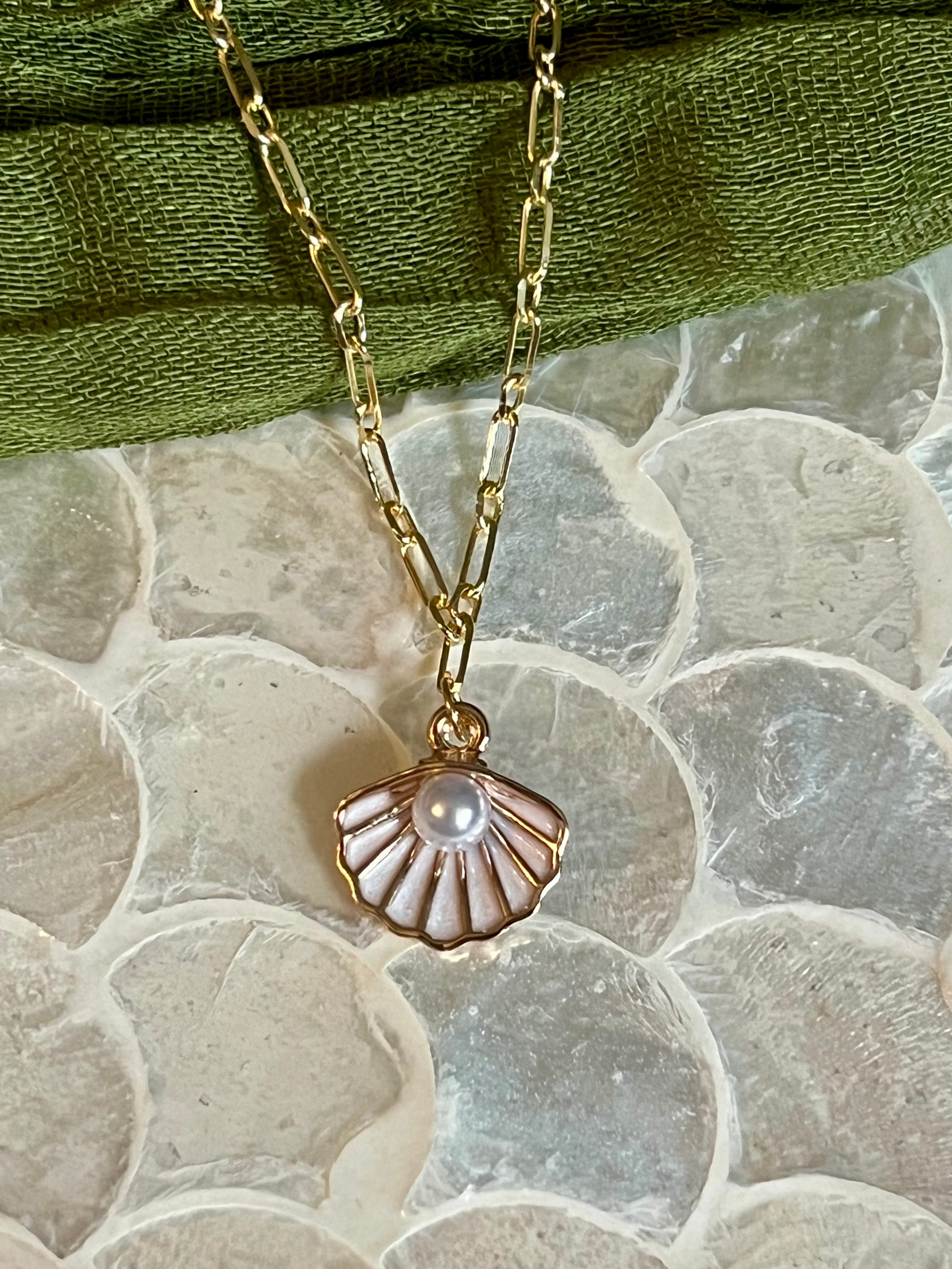 HALF CLAM SHELL W/ PEARL NECKLACE CBK