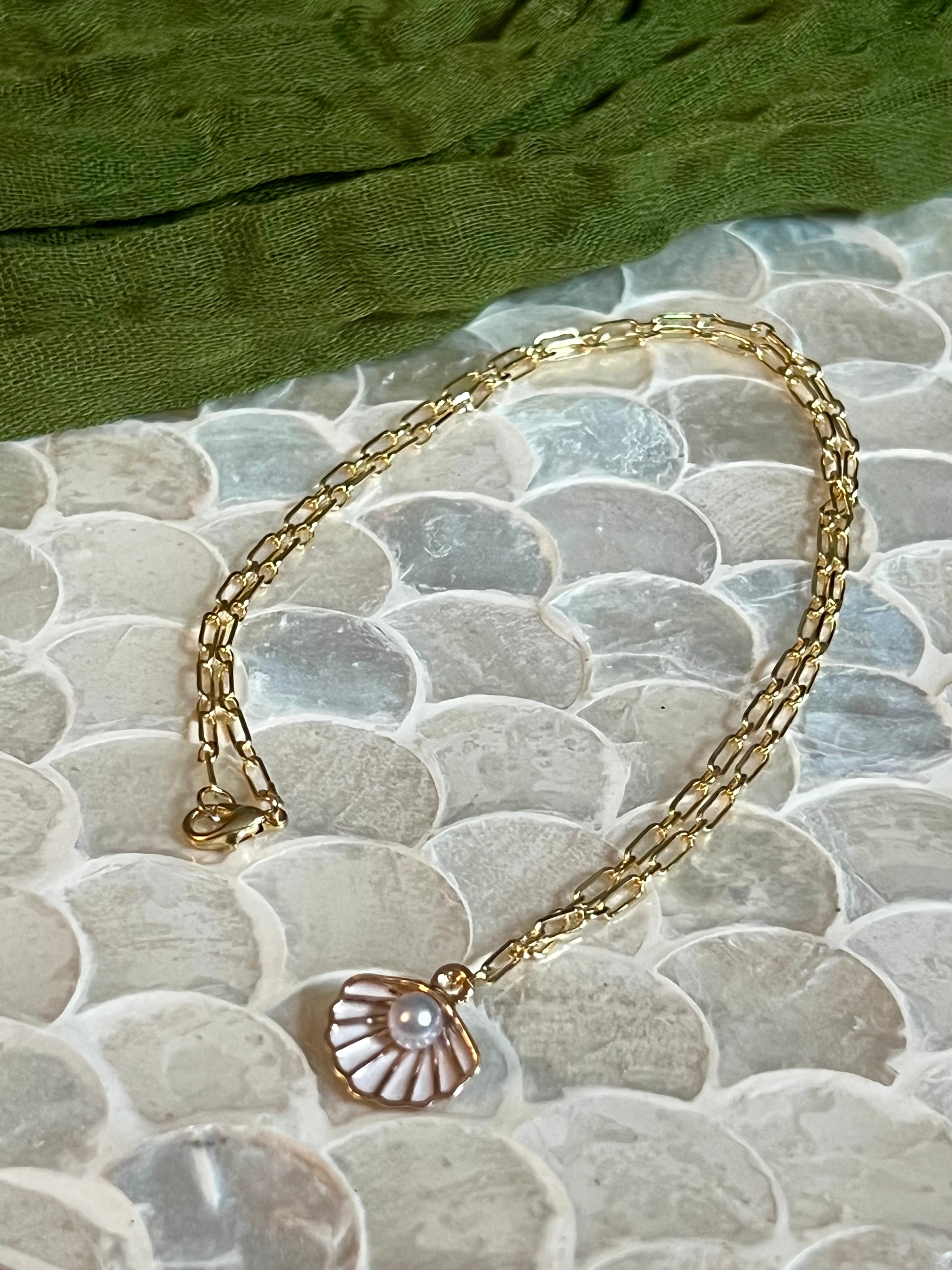 HALF CLAM SHELL W/ PEARL NECKLACE CBK