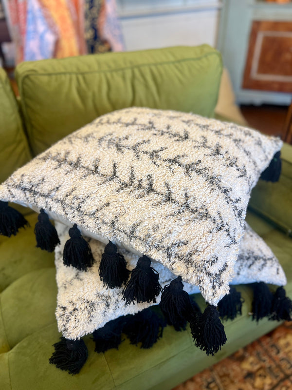 SALE-BLACK WHITE 18" COTTON PRINTED TUFTED PILLOW WITH TASSELS