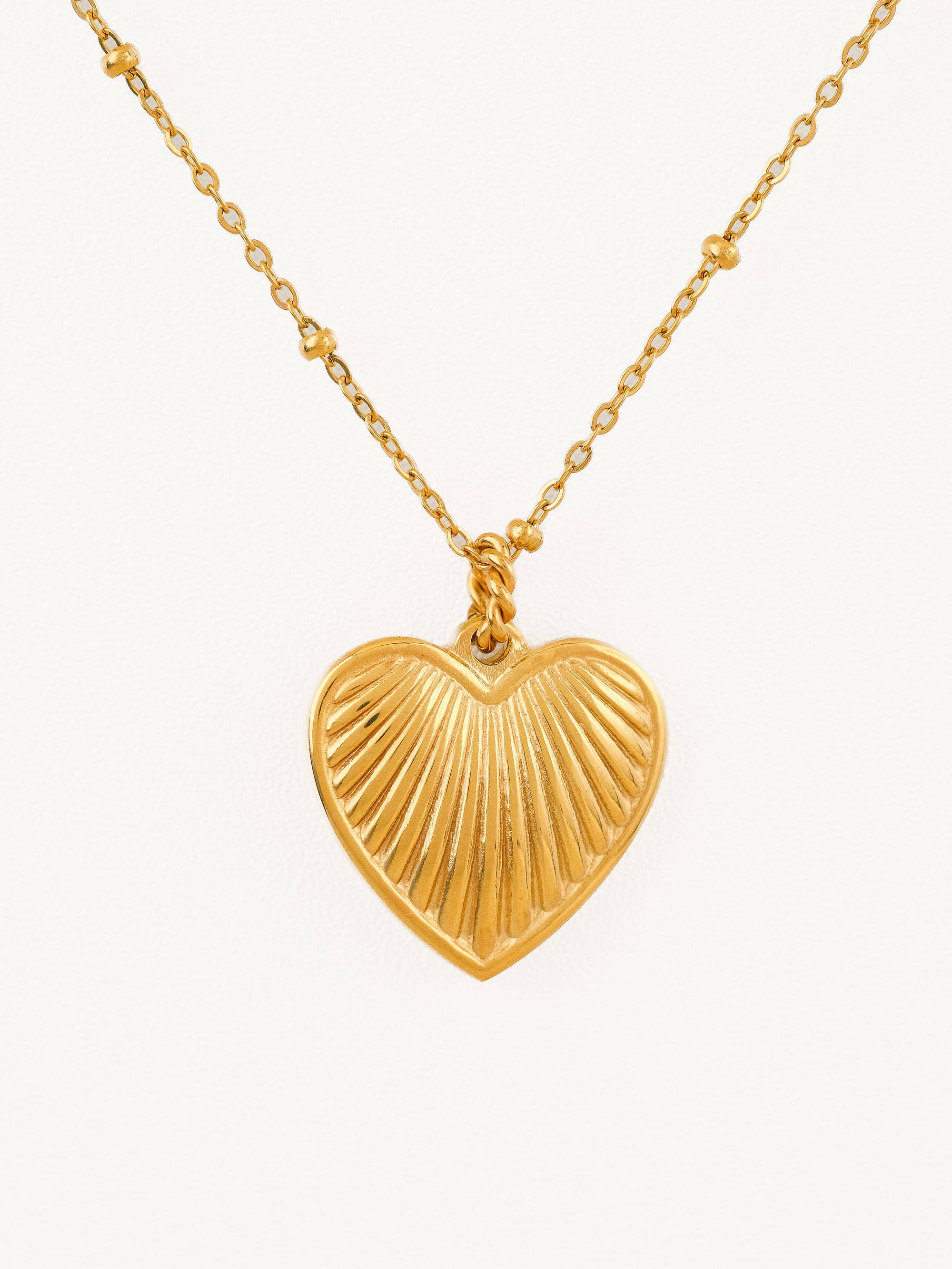AMORA 18K GOLD DAINTY HEART NECKLACE