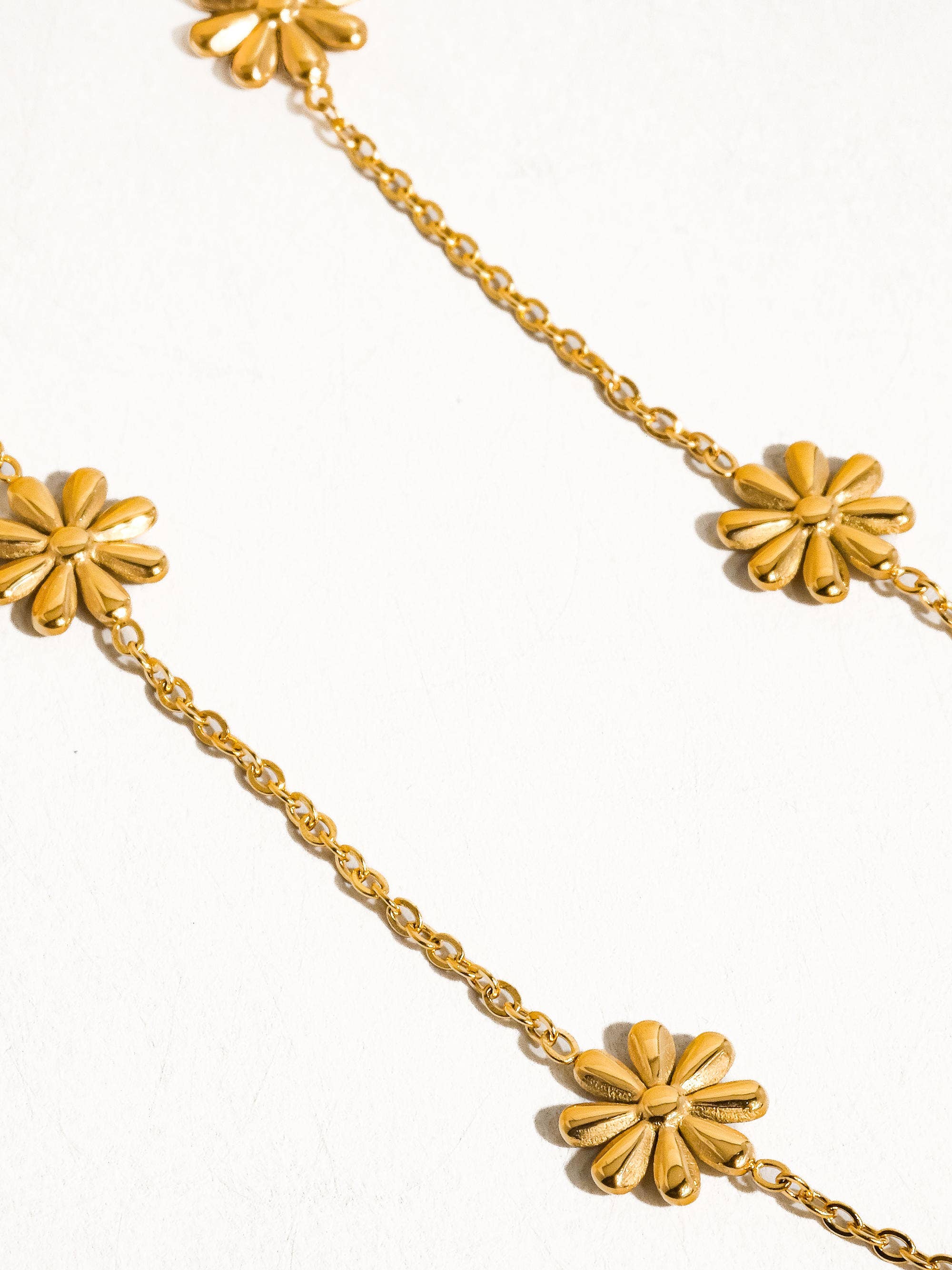SUNDOWN NON-TARNISH FESTIVAL DAISY CHAIN NECKLACE
