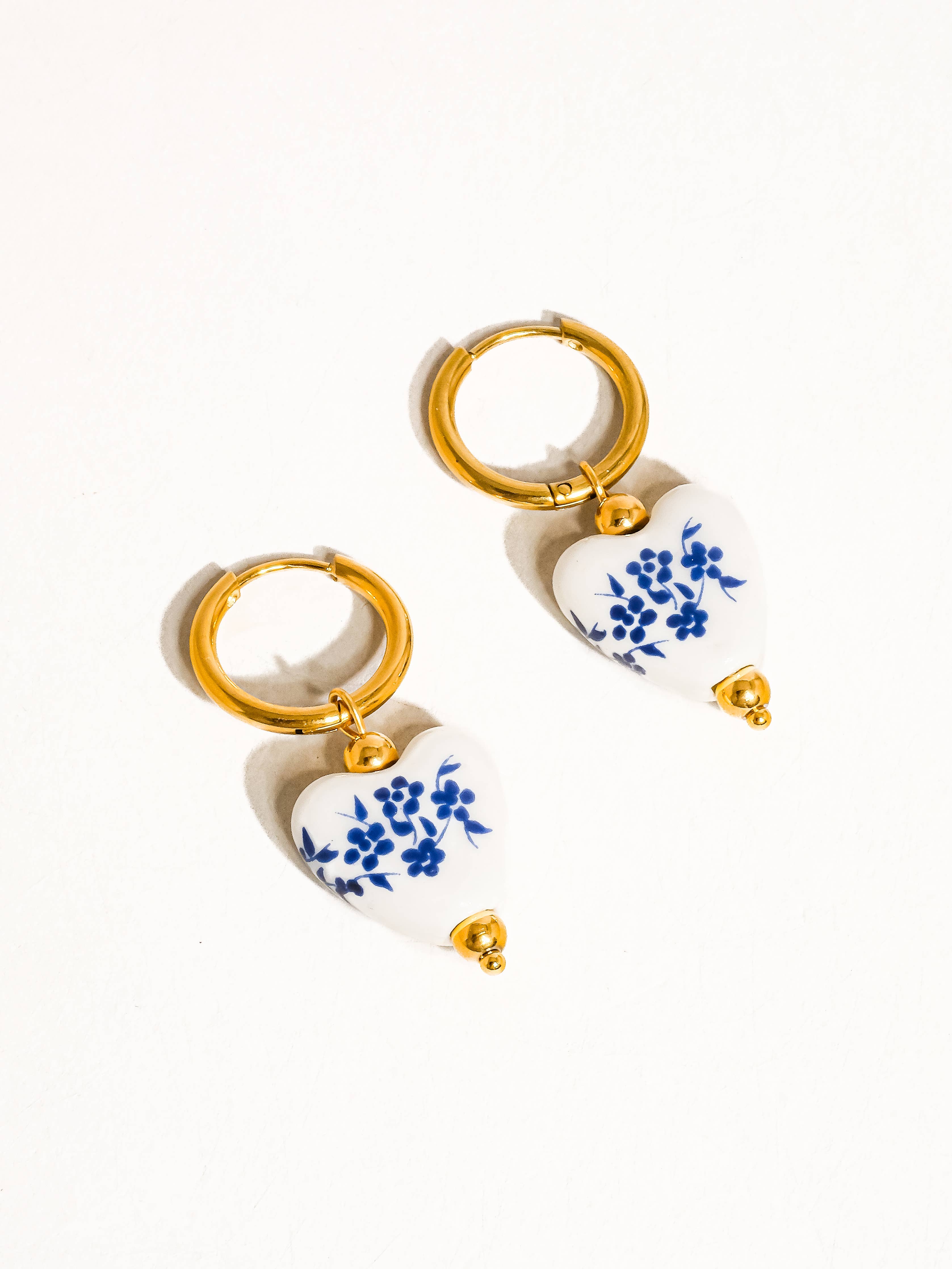 YUN 18K GOLD NON-TARNISH CERAMIC FLORAL HEART EARRING