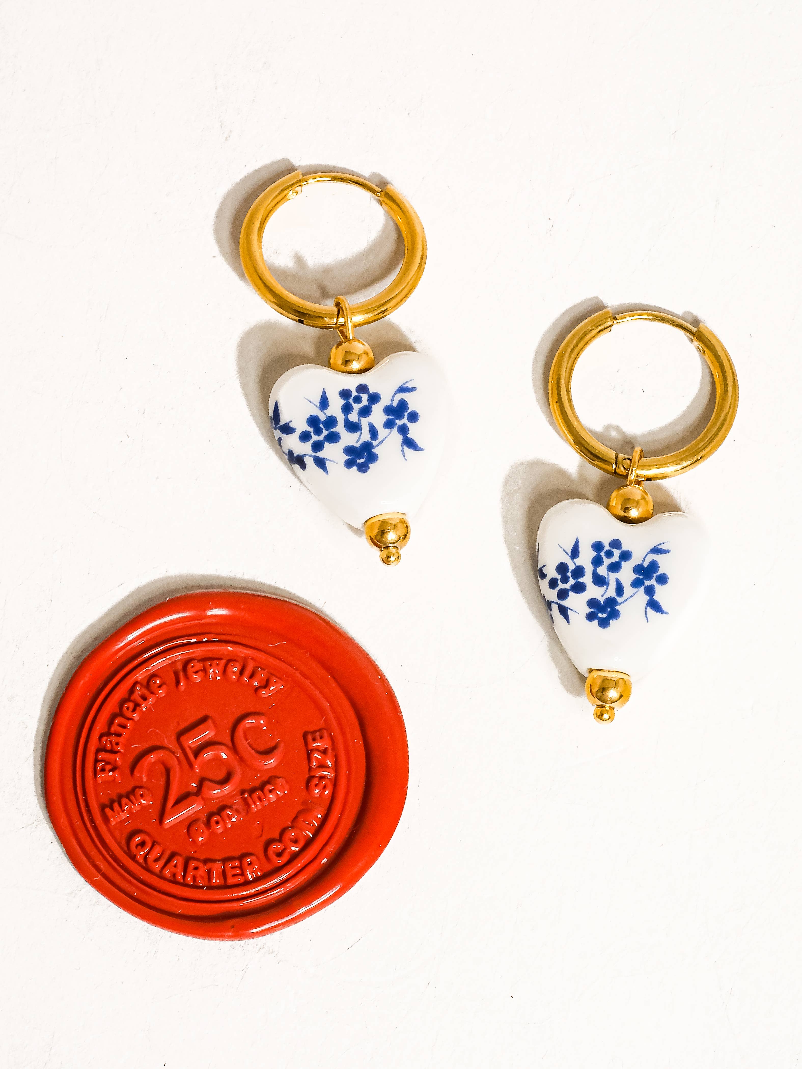 YUN 18K GOLD NON-TARNISH CERAMIC FLORAL HEART EARRING