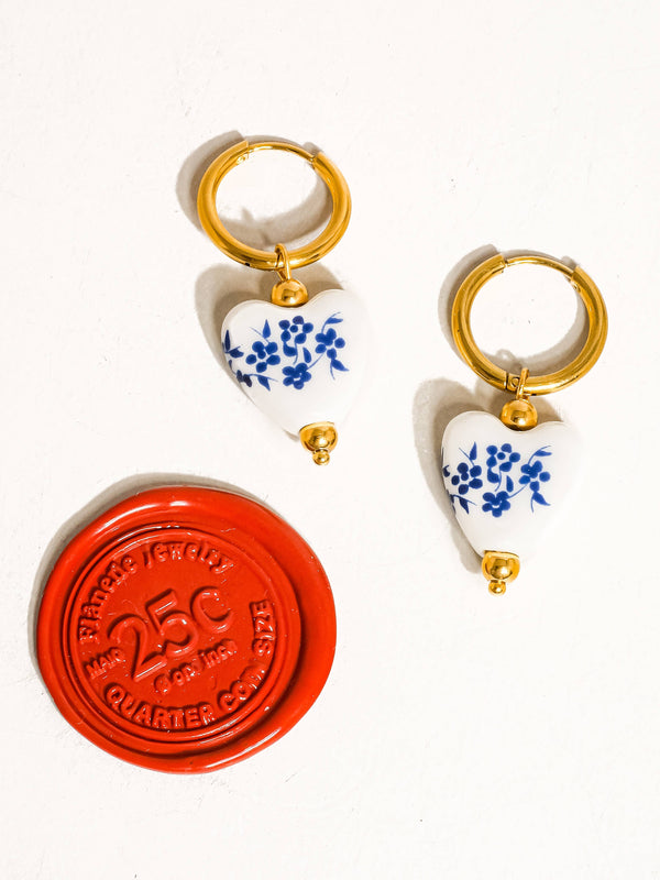 YUN 18K GOLD NON-TARNISH CERAMIC FLORAL HEART EARRING