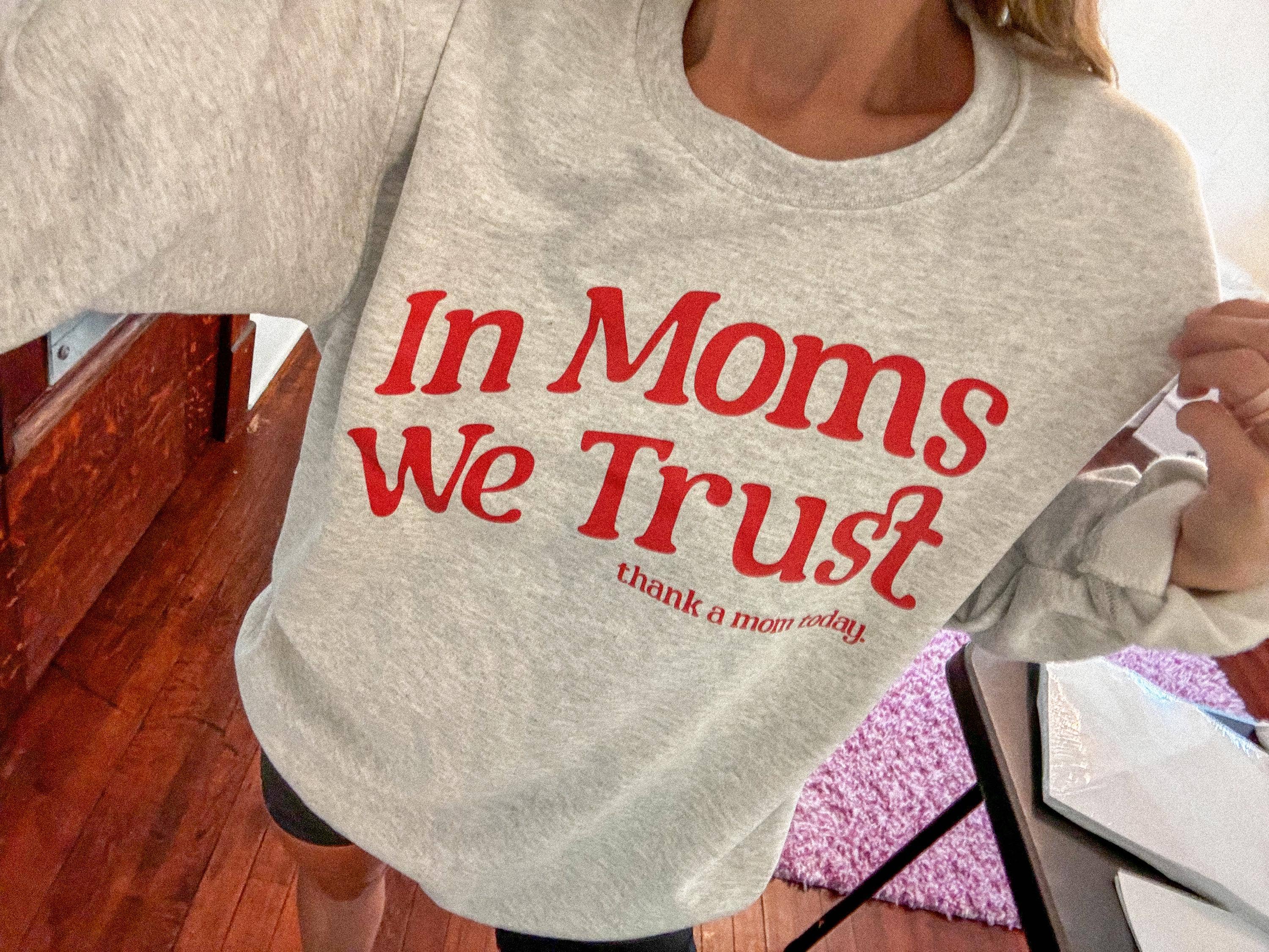 RETRO MOMS WE TRUST SWEATSHIRT