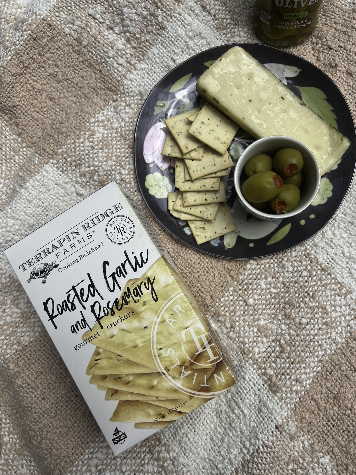 ROASTED GARLIC AND ROSEMARY CRACKERS 4OZ