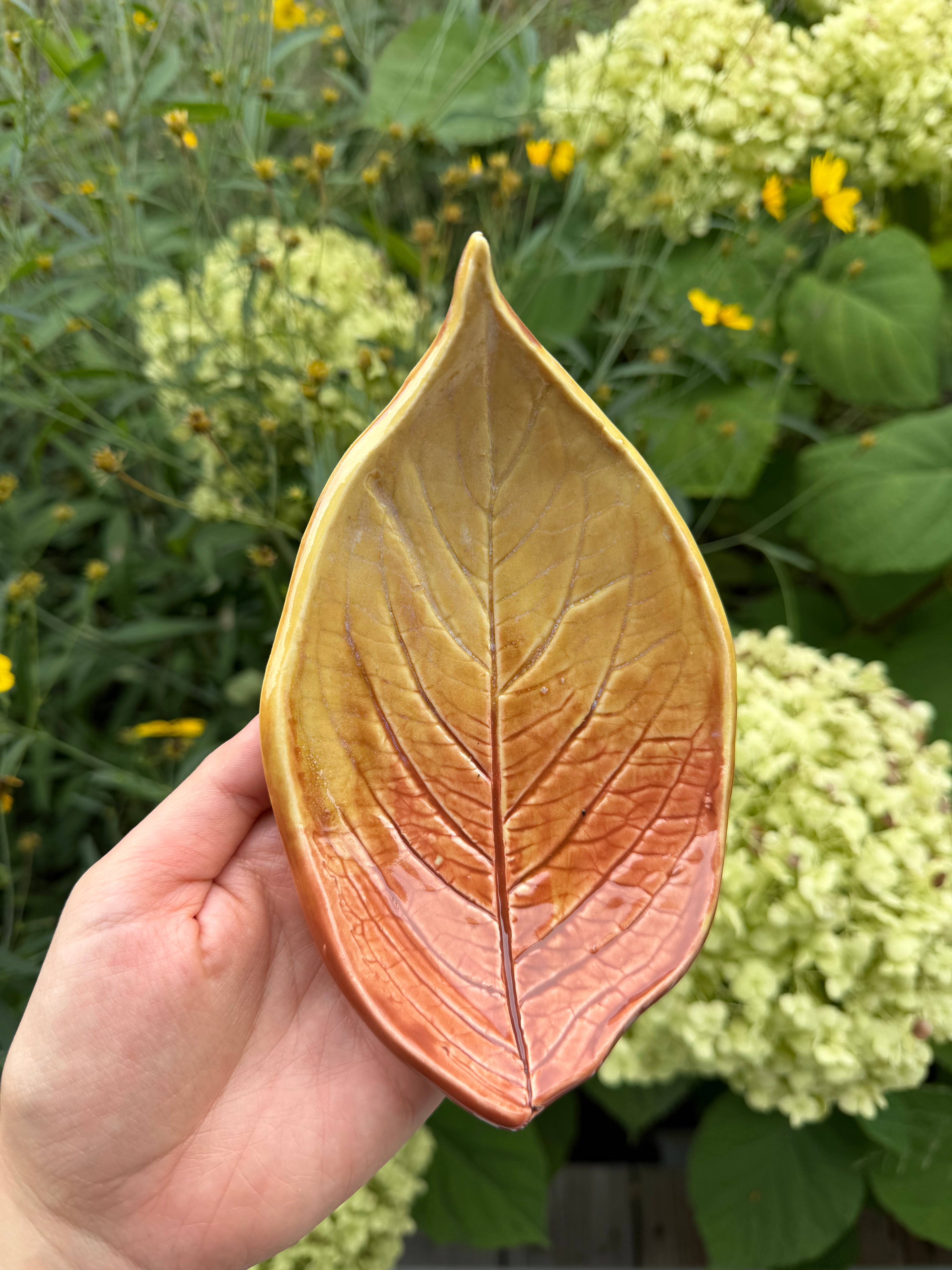 HANDMADE CERAMIC LEAF AR