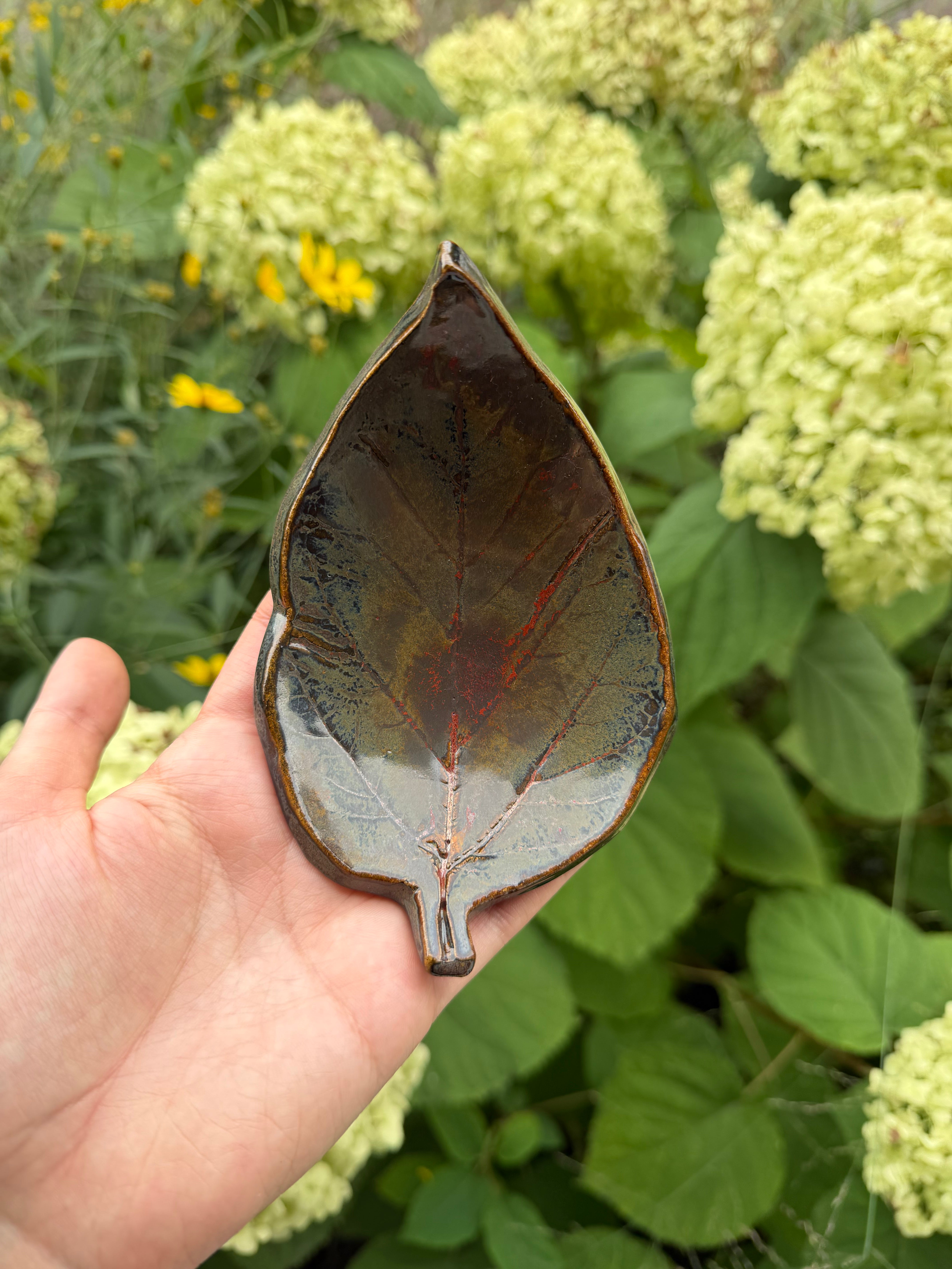 HANDMADE CERAMIC LEAF AR