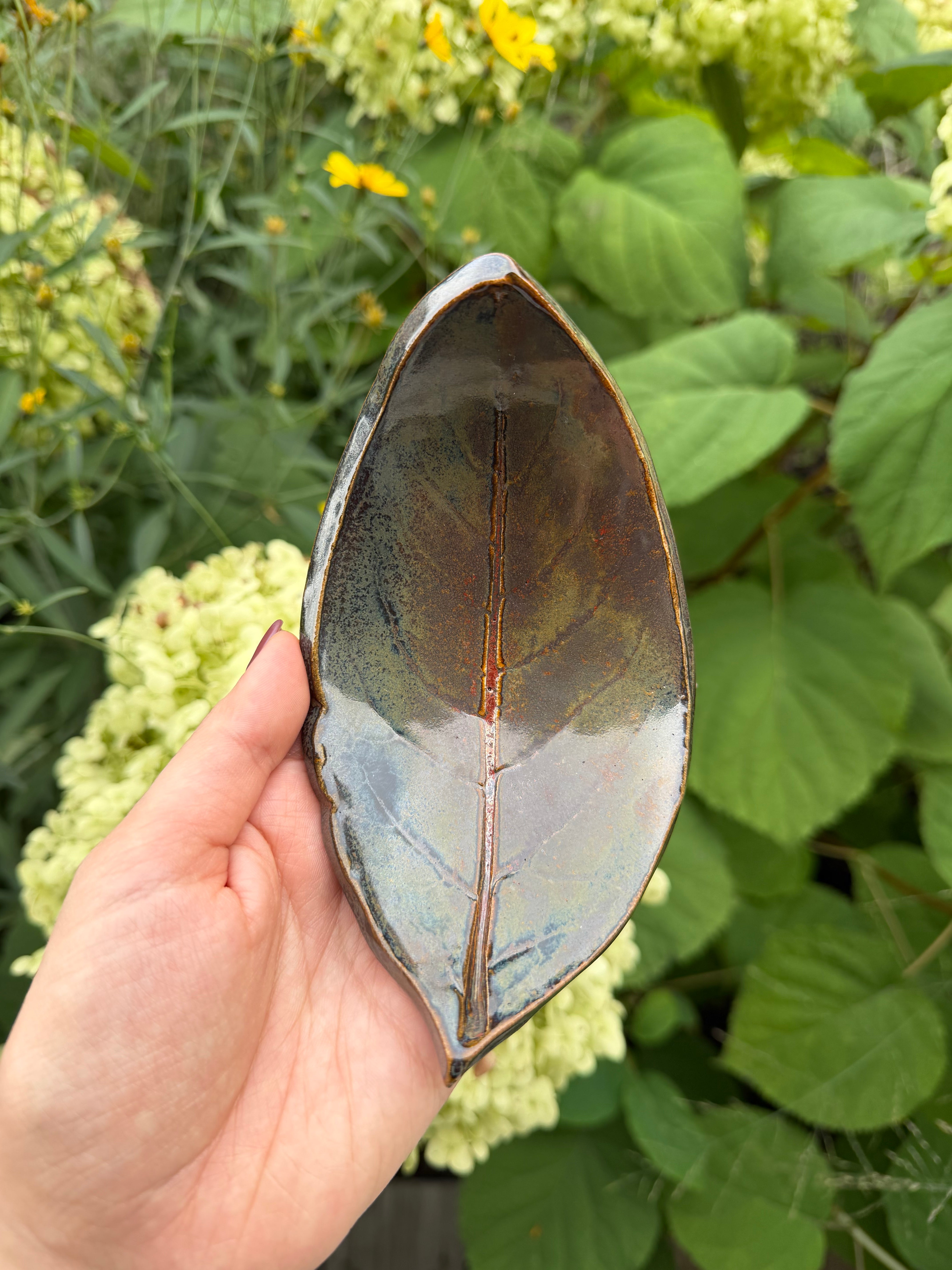 HANDMADE CERAMIC LEAF AR
