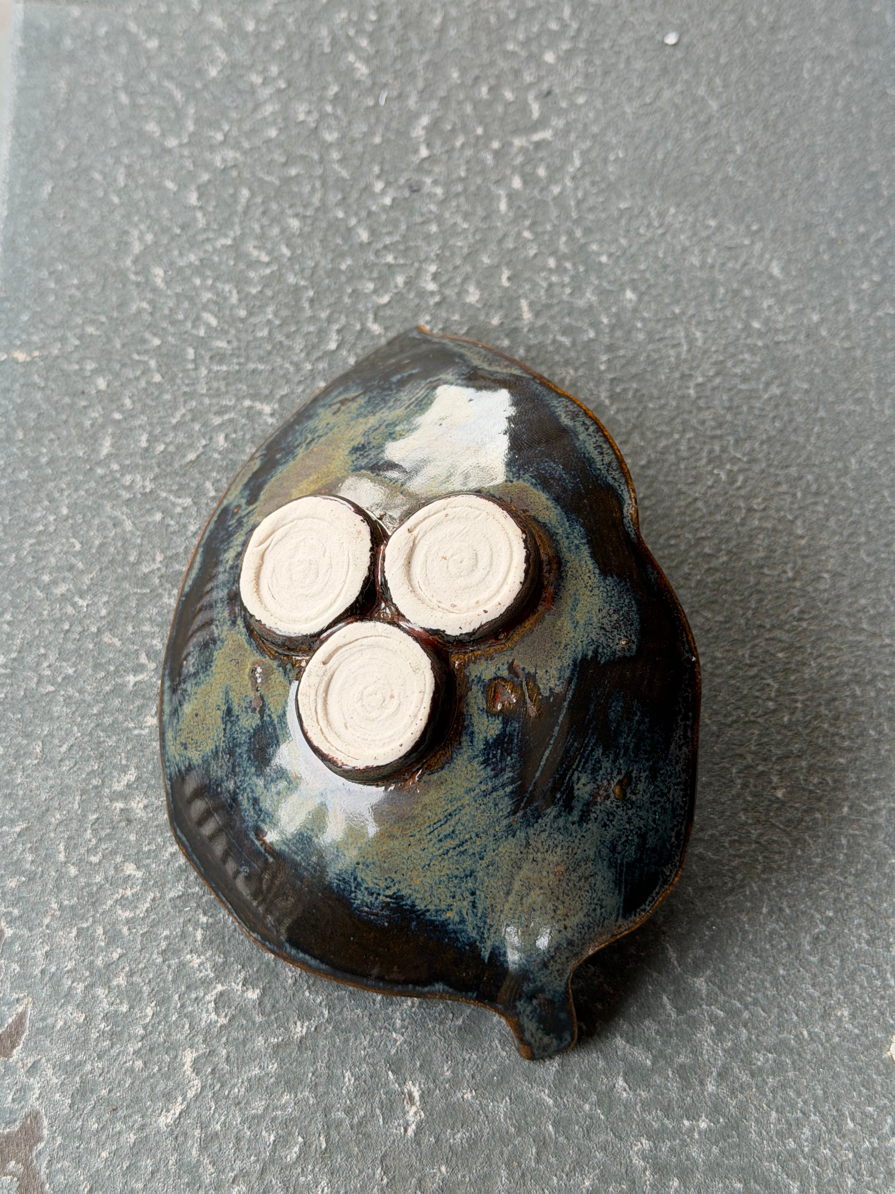 HANDMADE CERAMIC LEAF AR