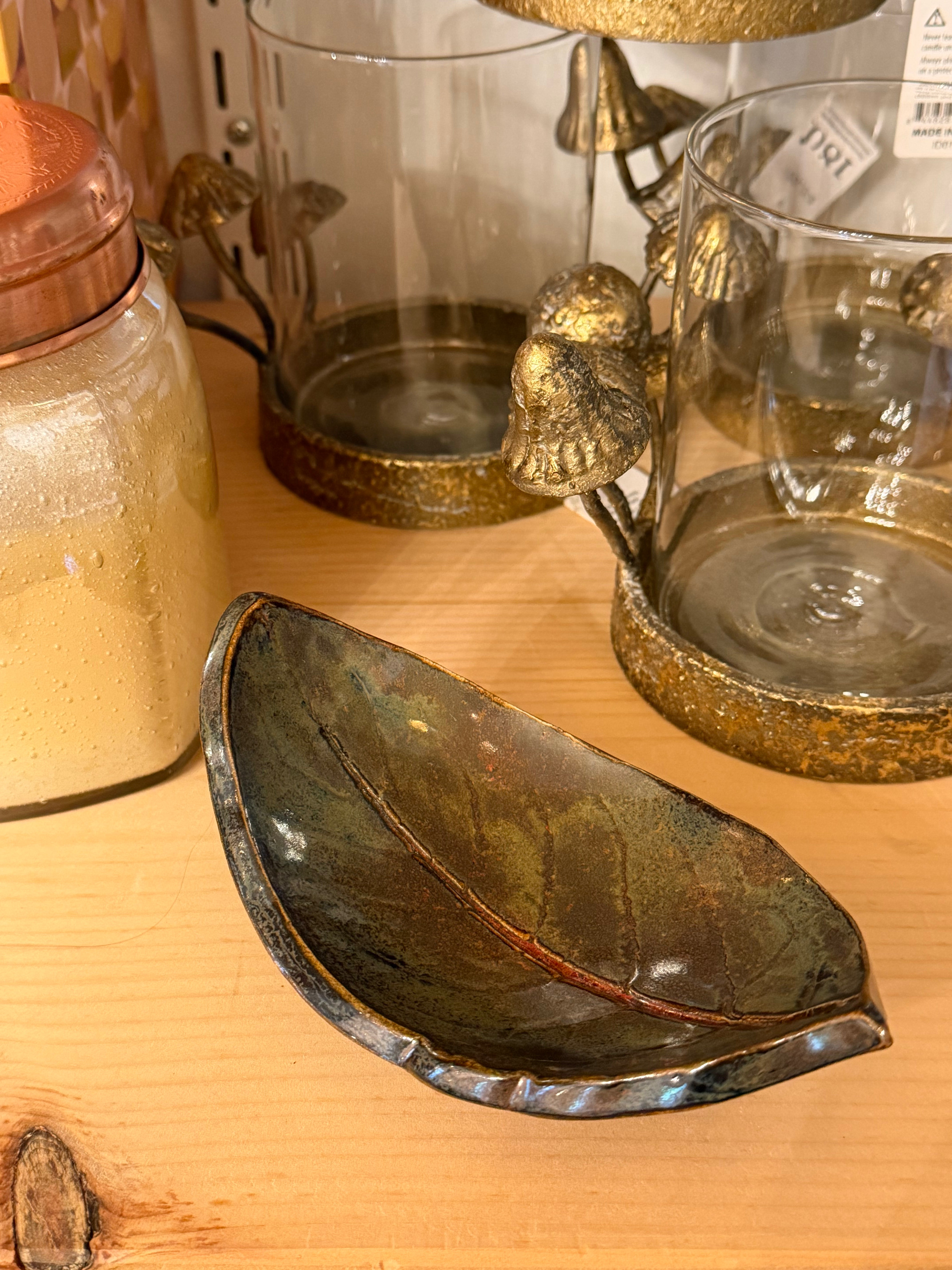 HANDMADE CERAMIC LEAF AR