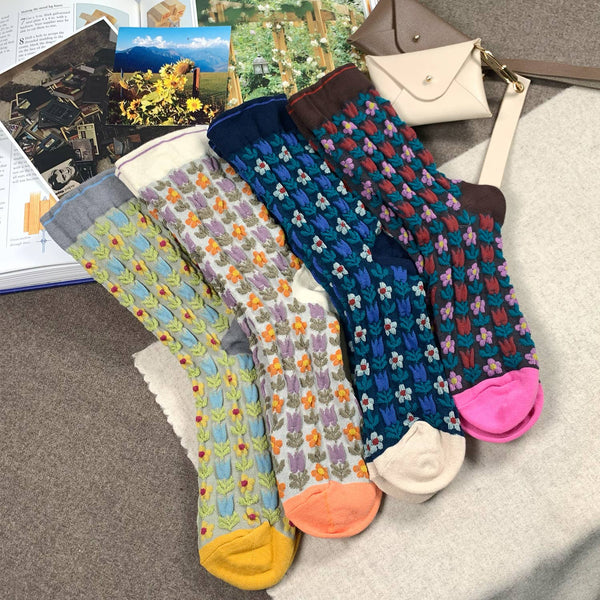 WOMEN'S CREW RETRO FLOWER DECO SOCKS: CHOCOLATE