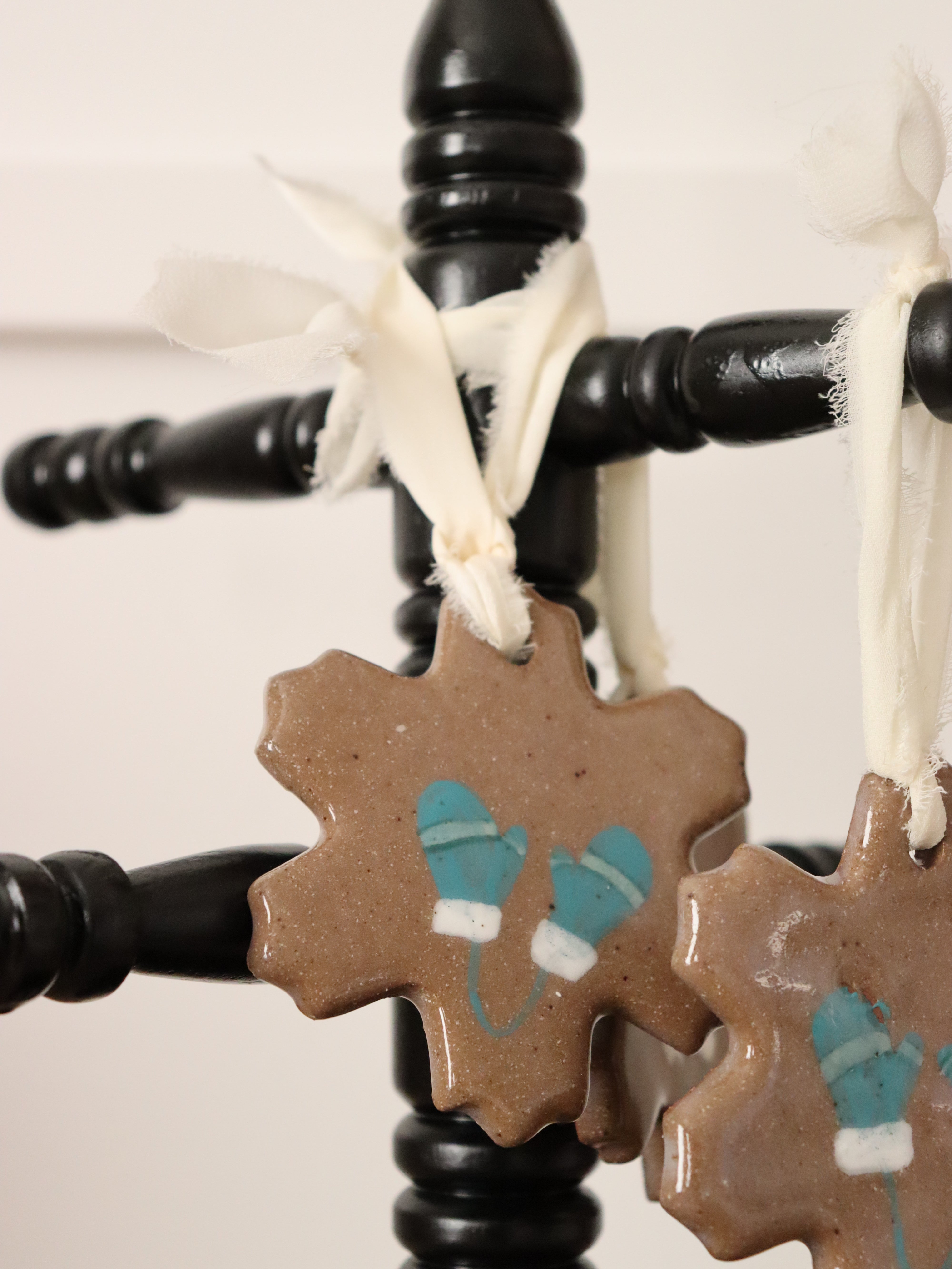 MEDIUM SNOWFLAKE ORNAMENT MITTENS AR