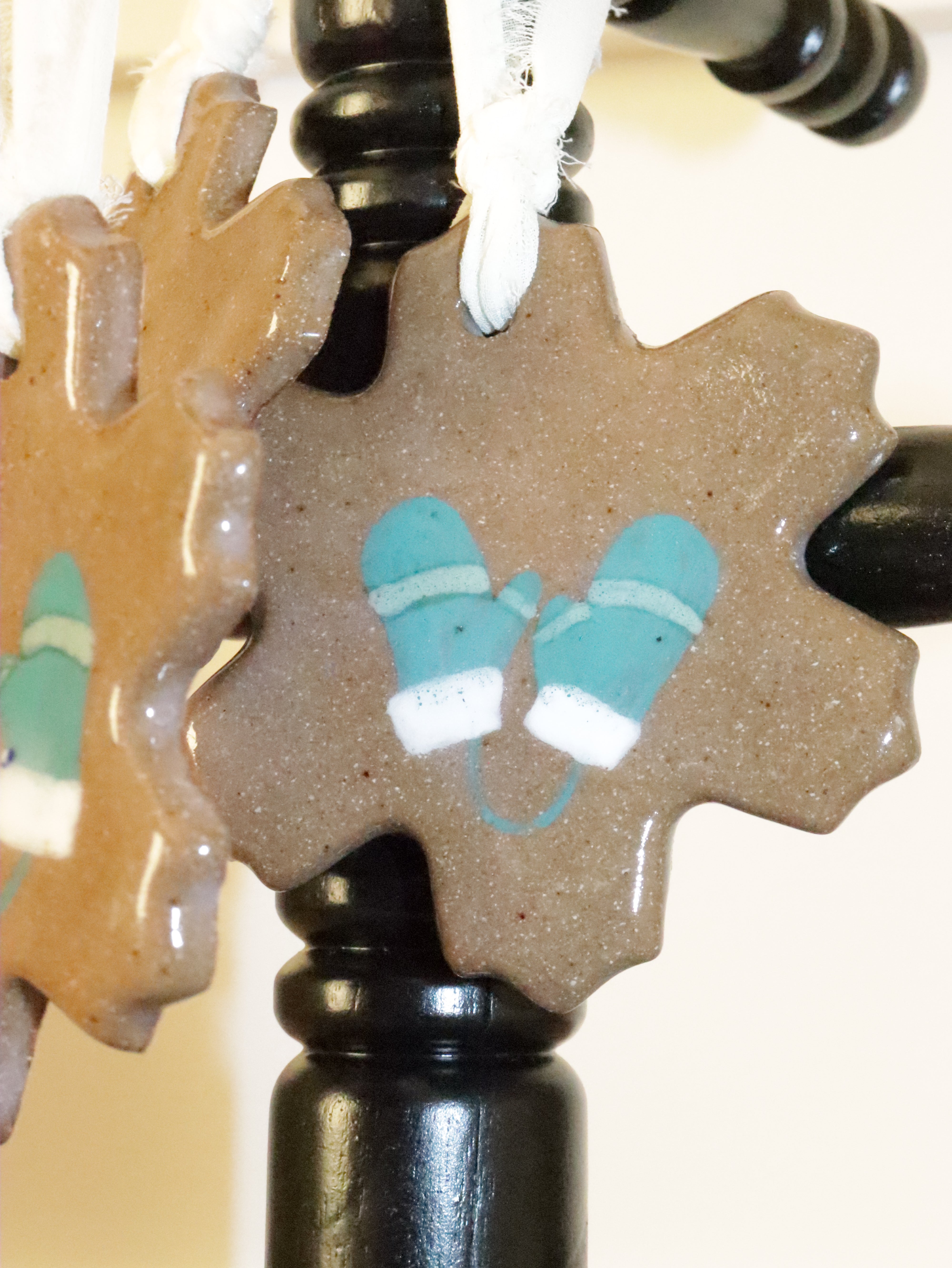 MEDIUM SNOWFLAKE ORNAMENT MITTENS AR