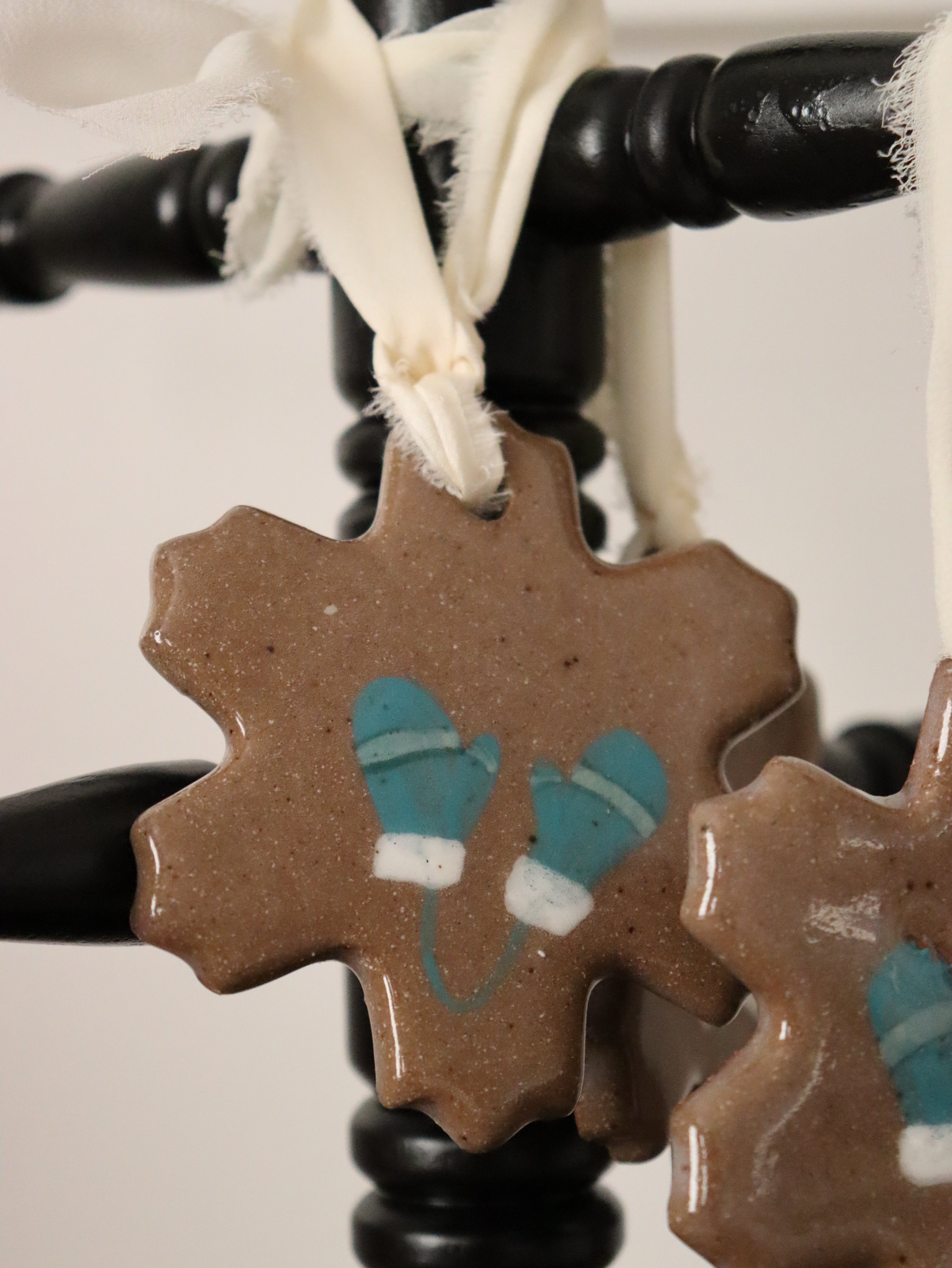 MEDIUM SNOWFLAKE ORNAMENT MITTENS AR