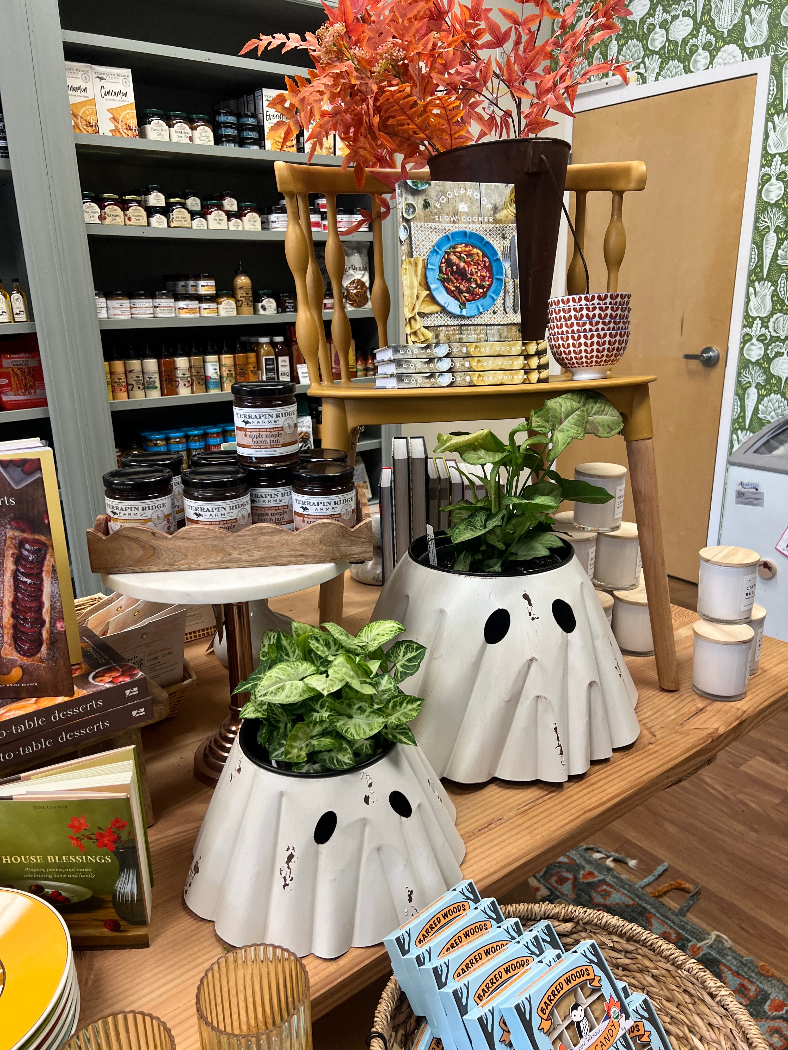 METAL GHOST PLANTER