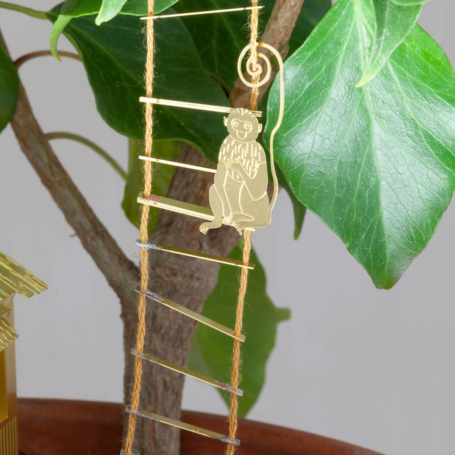 TINY TREEHOUSE FOR YOUR PLANTS