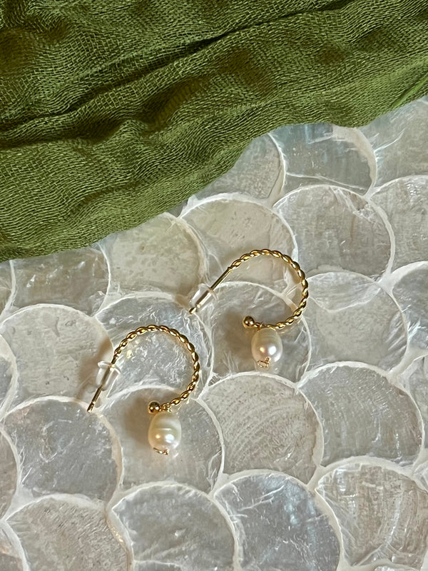 TWISTED HOOP PEARL EARRINGS CBK