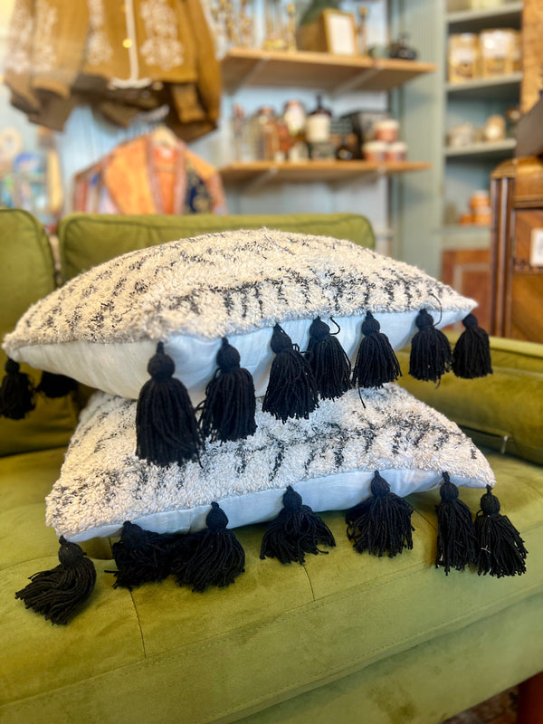 SALE-BLACK WHITE 18" COTTON PRINTED TUFTED PILLOW WITH TASSELS