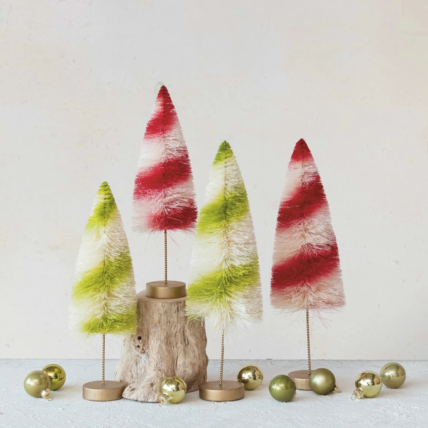 SISAL BOTTLE BRUSH SWIRLED TREE W/ WOOD BASE, RED & CREAM COLOR