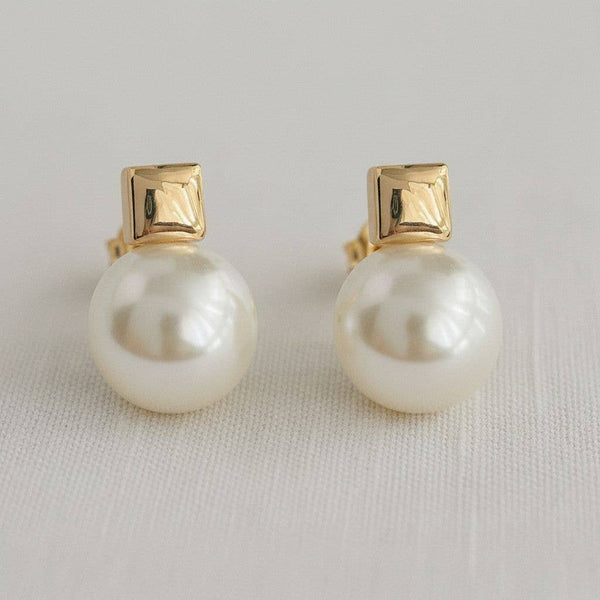 CHIC HIGH-GLOSS PEARL STUDS
