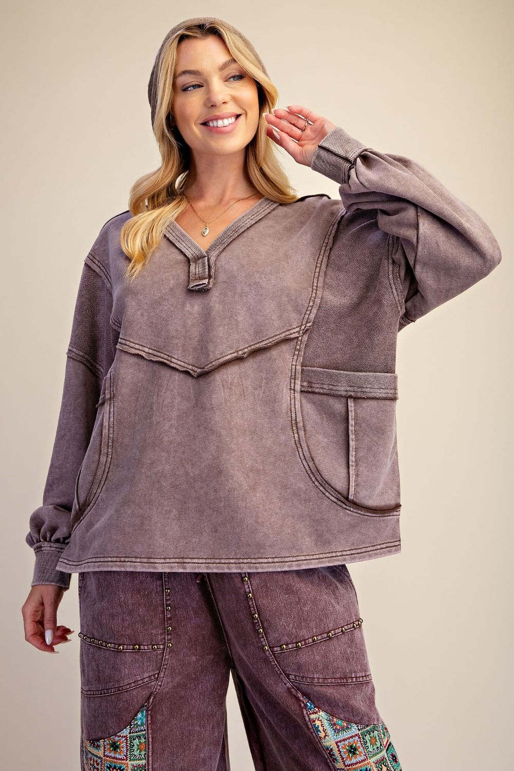 WASHED V-NECK SWEATSHIRT