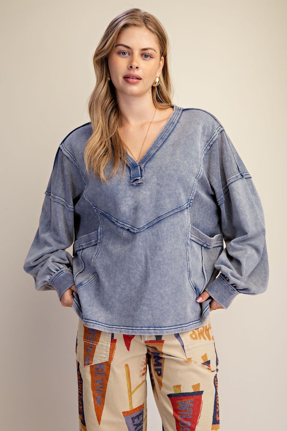 WASHED V-NECK SWEATSHIRT