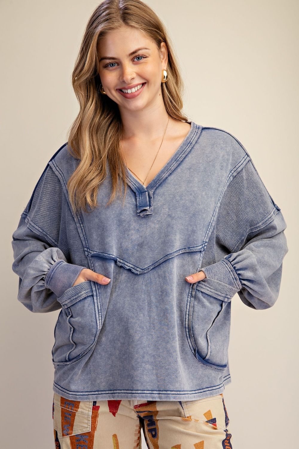 WASHED V-NECK SWEATSHIRT