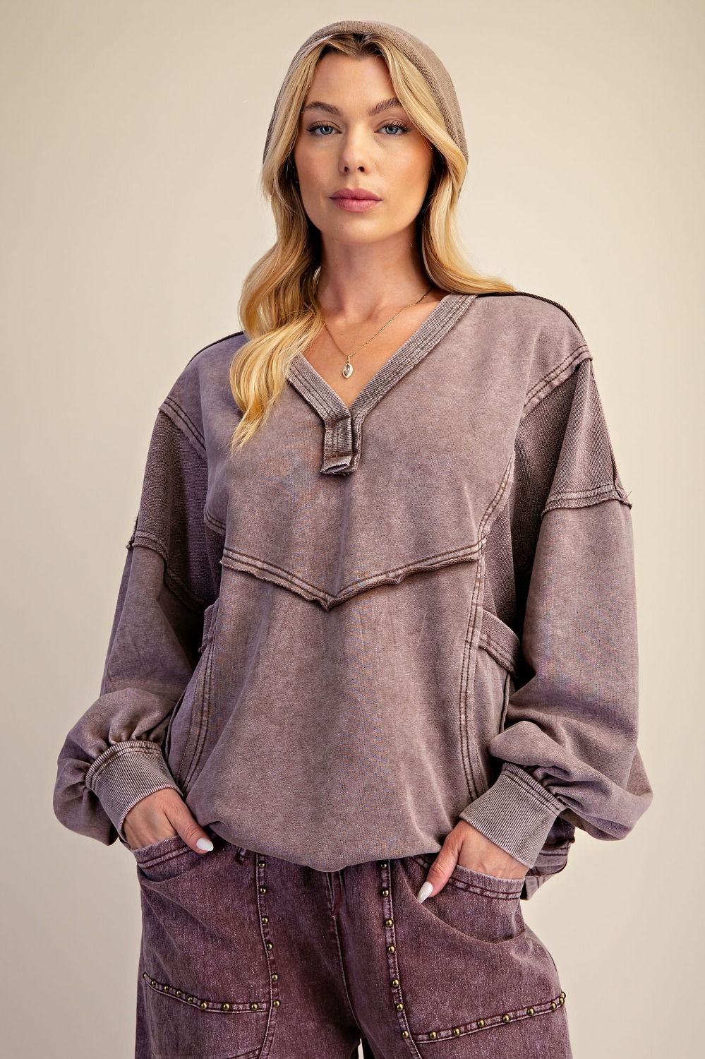 WASHED V-NECK SWEATSHIRT