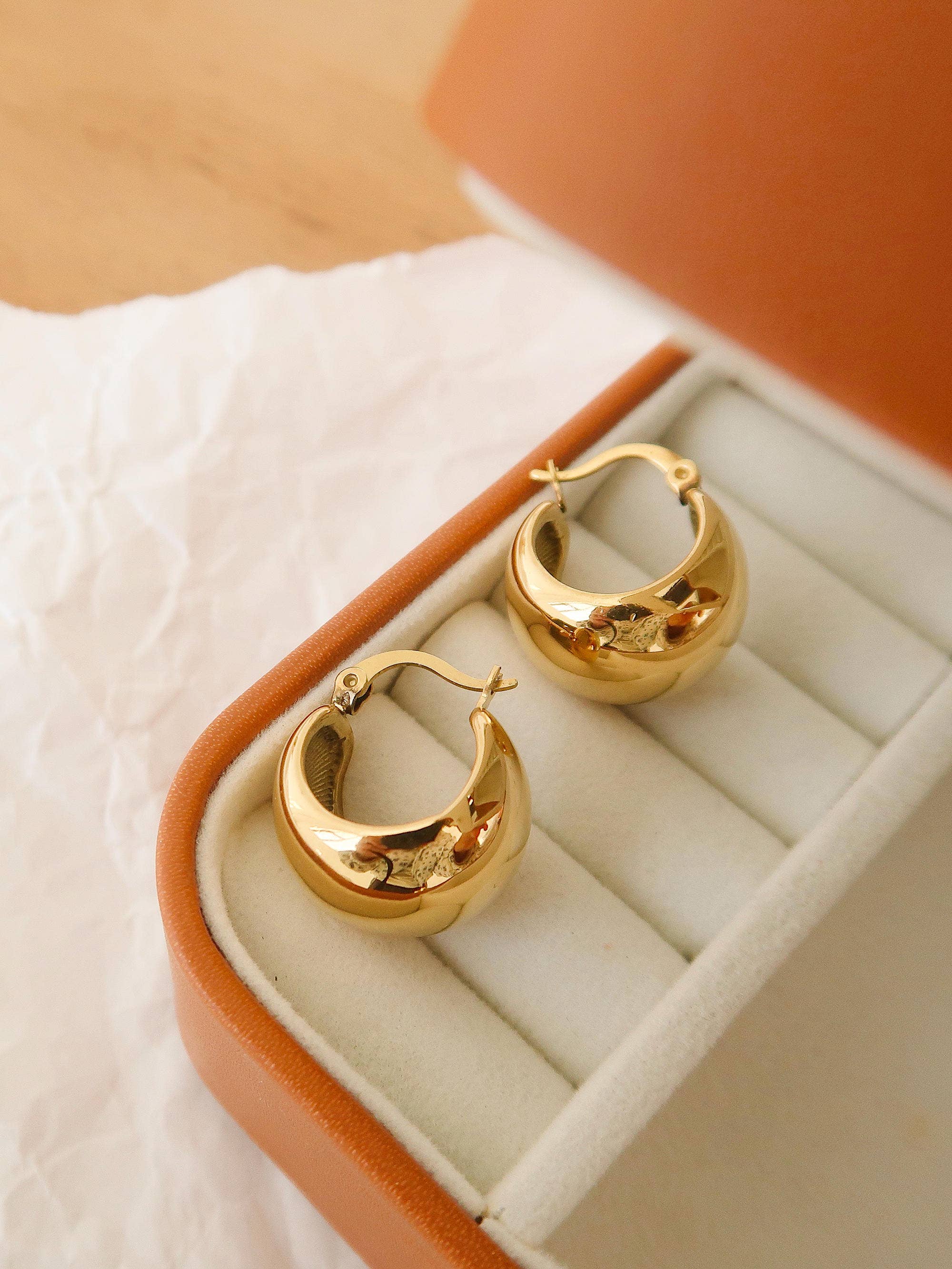 AMÉLIE 18K GOLD NON-TARNISH HUGGIE EARRING