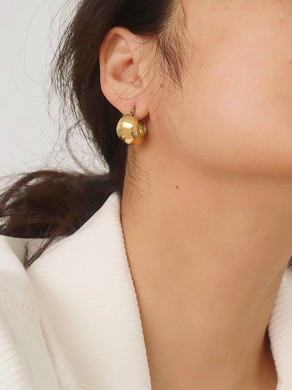 AMÉLIE 18K GOLD NON-TARNISH HUGGIE EARRING