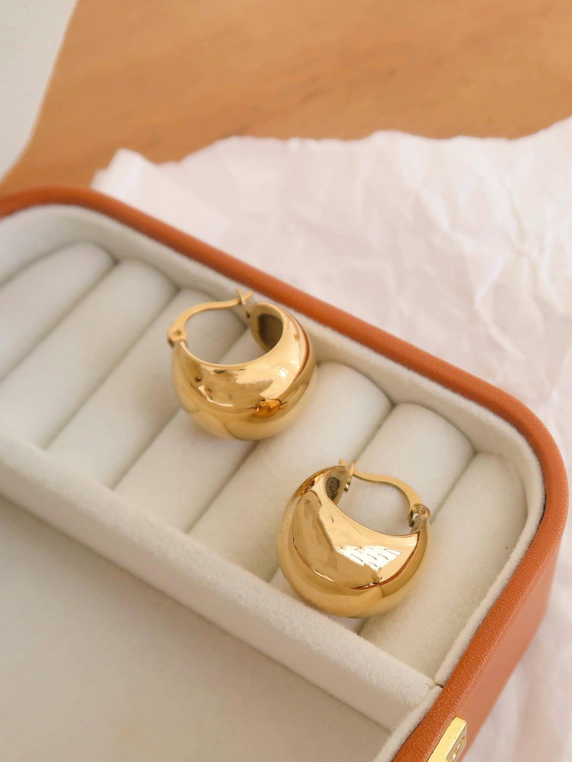 AMÉLIE 18K GOLD NON-TARNISH HUGGIE EARRING