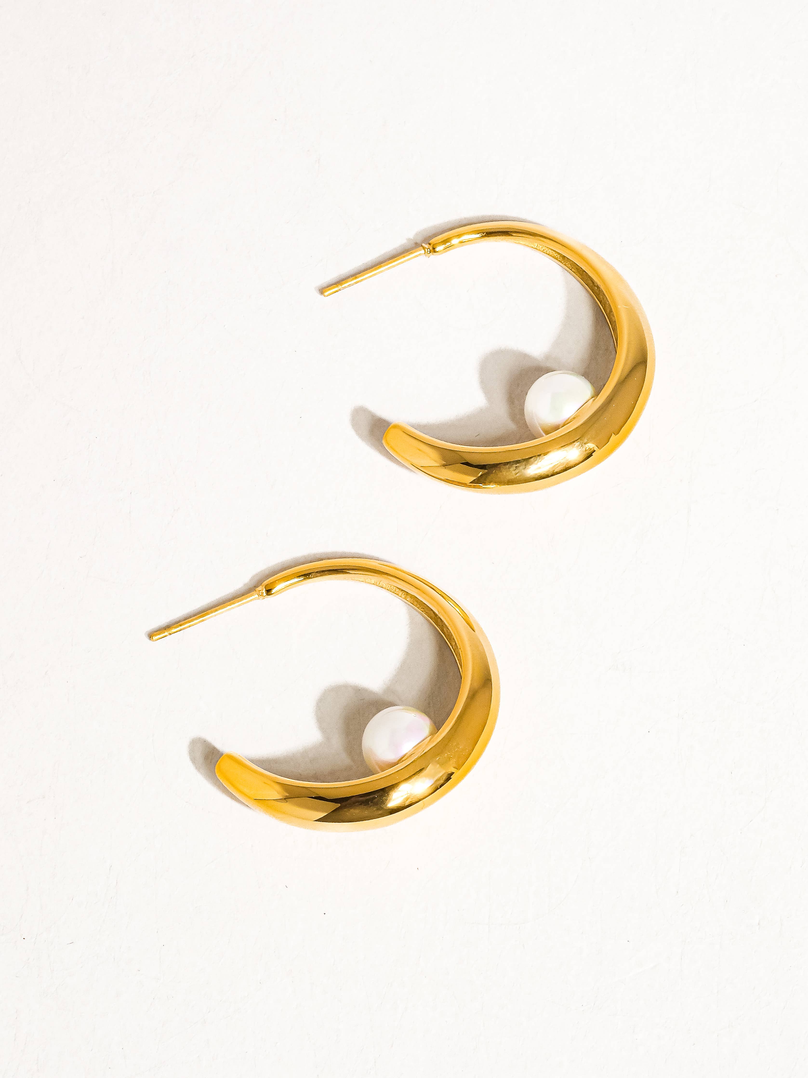ANTOINE 18K GOLD NON-TARNISH HOOP PEARL EARRING
