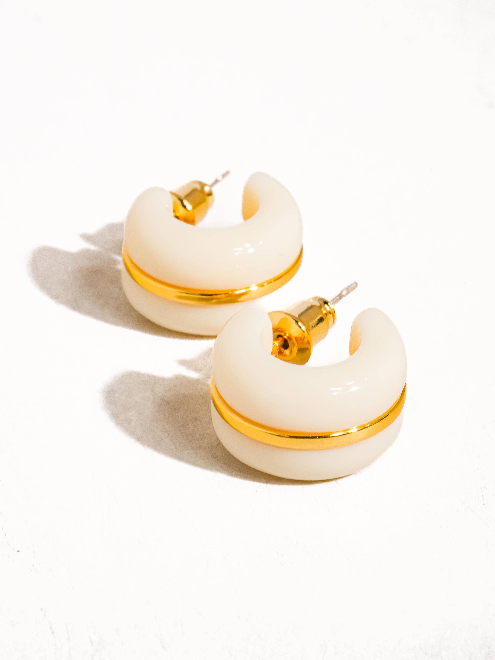 ARLO 18K GOLD SMALL C HOOP