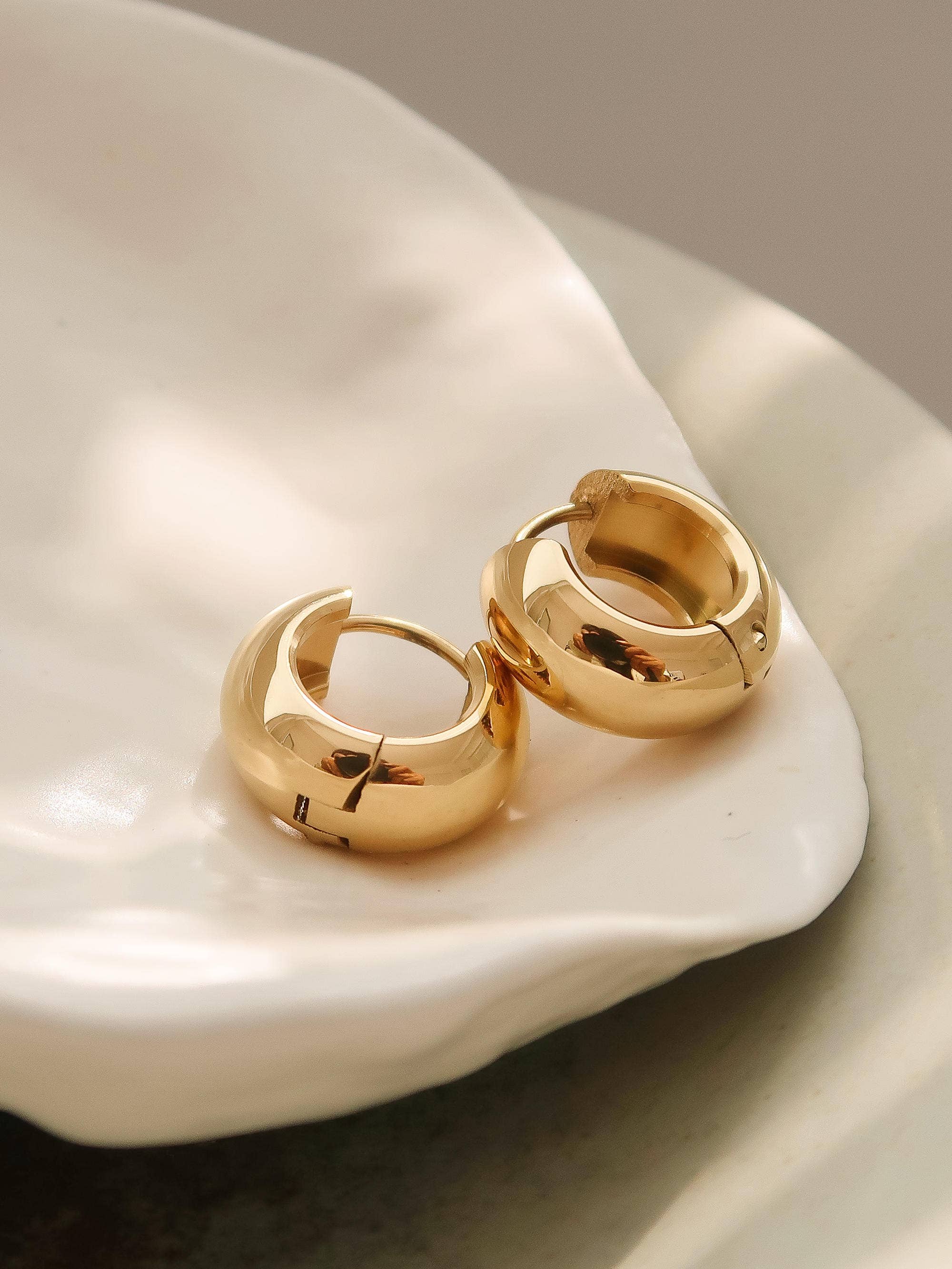 BLANDINE 18K NON-TARNISH SMALL HOOP EARRING