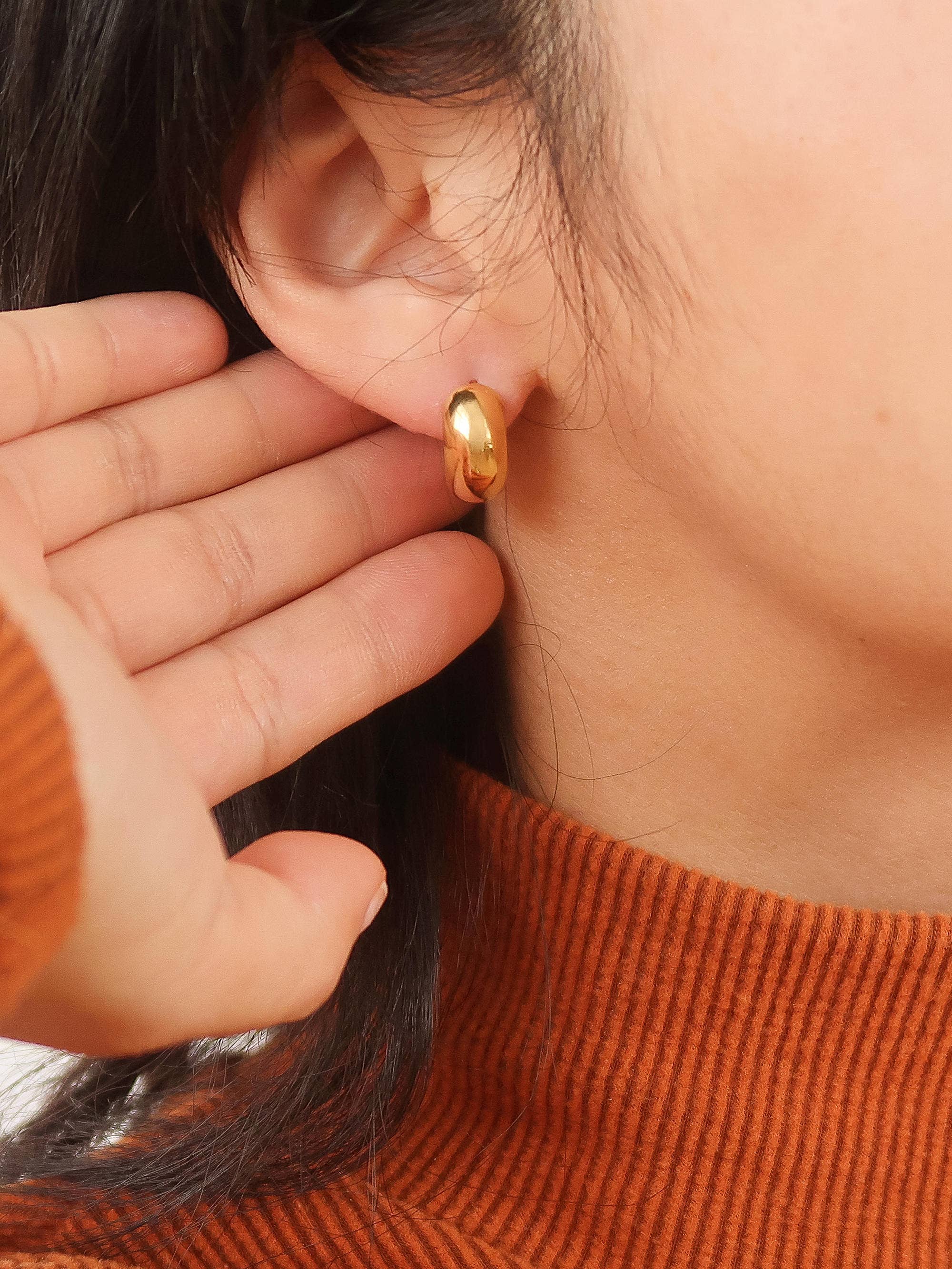BLANDINE 18K NON-TARNISH SMALL HOOP EARRING