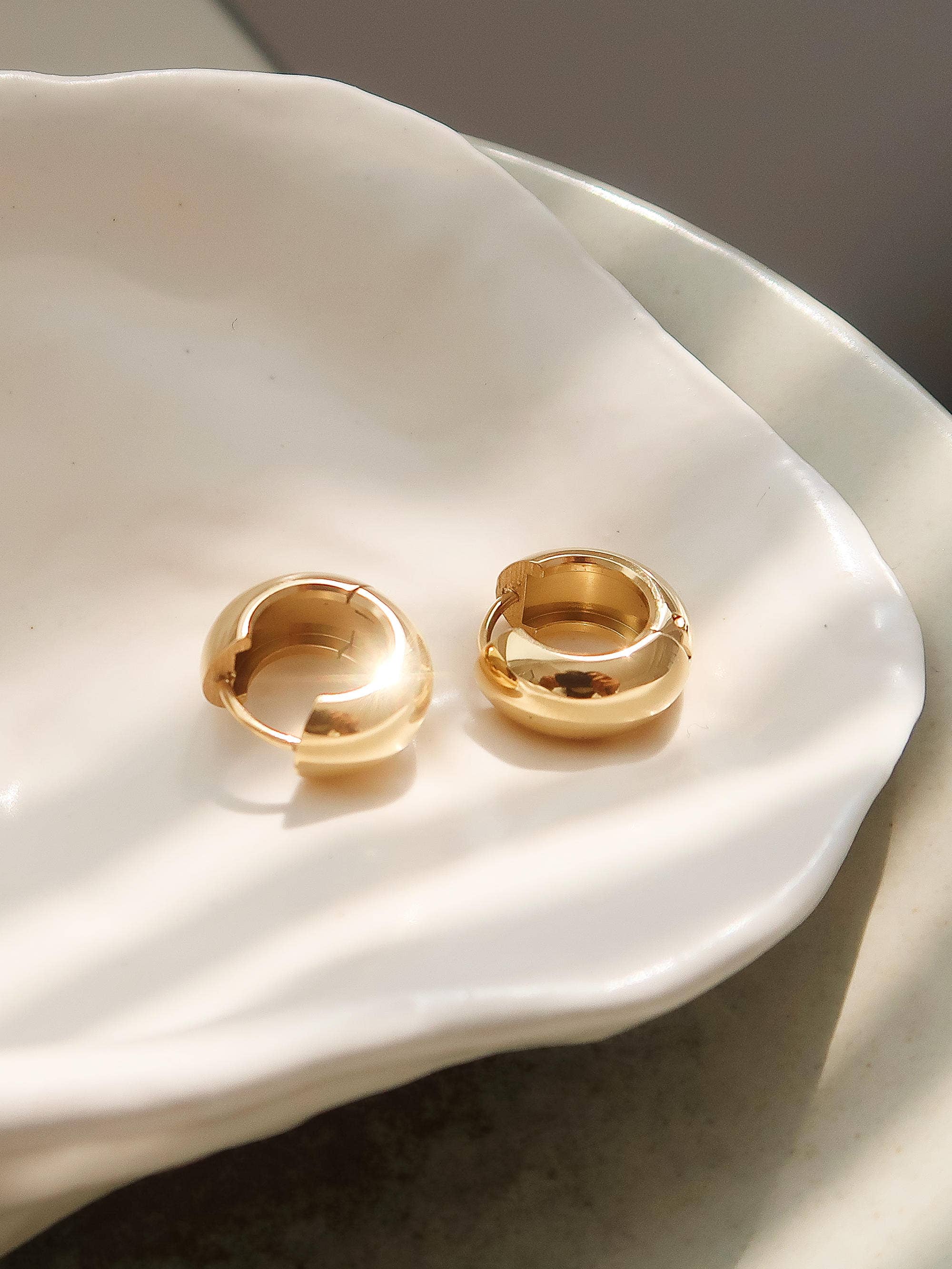 BLANDINE 18K NON-TARNISH SMALL HOOP EARRING