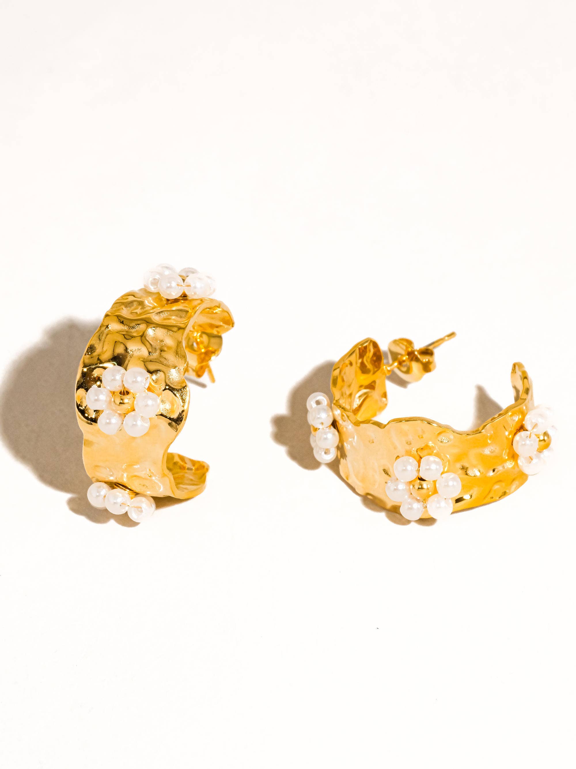 CHARME 18K GOLD NON-TARNISH VINTAGE FLORAL HOOP EARRING