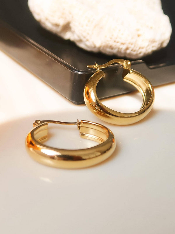 CONSTANCE 18K NON-TARNISH CLASSIC HOOP