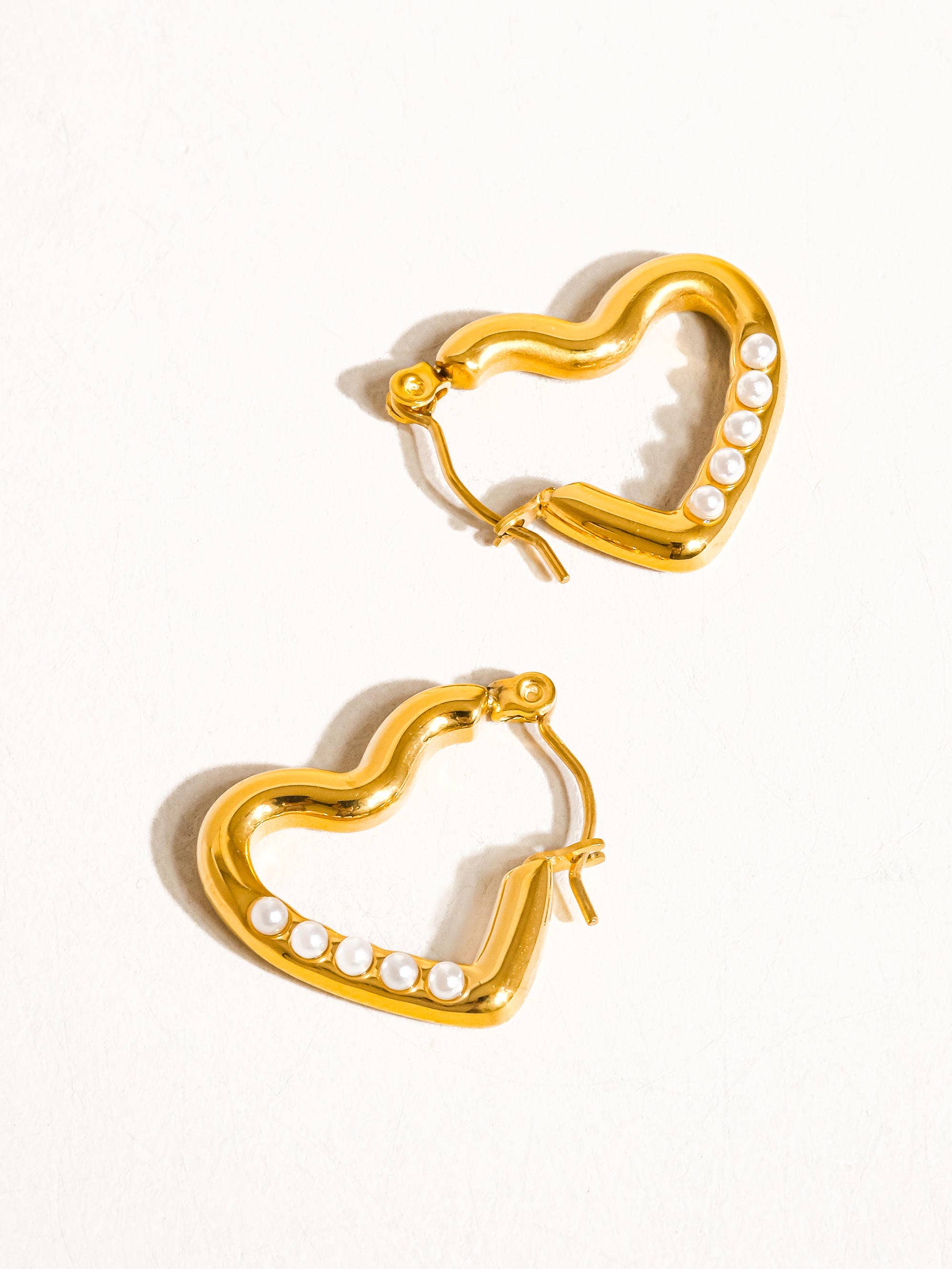 AVENA 18K GOLD NON-TARNISH PEARL HEART HOOP