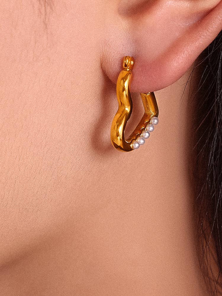 AVENA 18K GOLD NON-TARNISH PEARL HEART HOOP