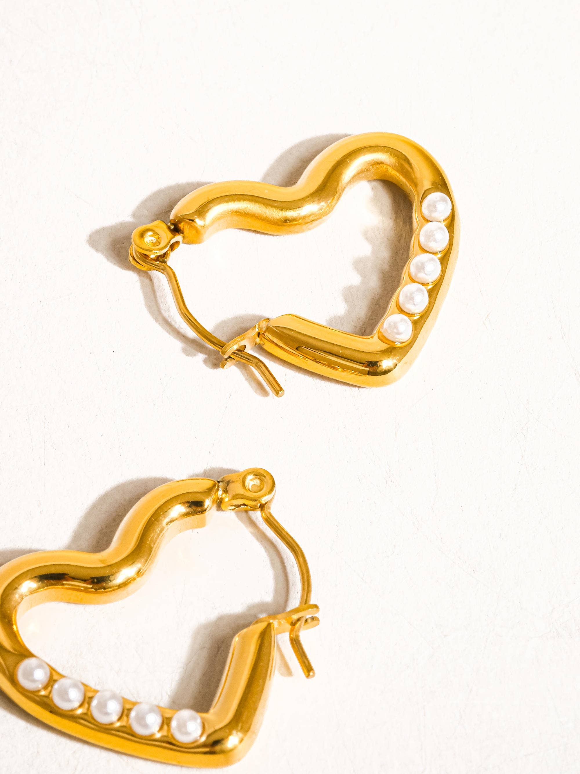 AVENA 18K GOLD NON-TARNISH PEARL HEART HOOP