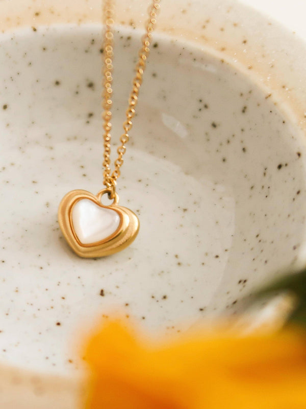 JENNIE-WHITE NON-TARNISH SHELL STONE HEART NECKLACE