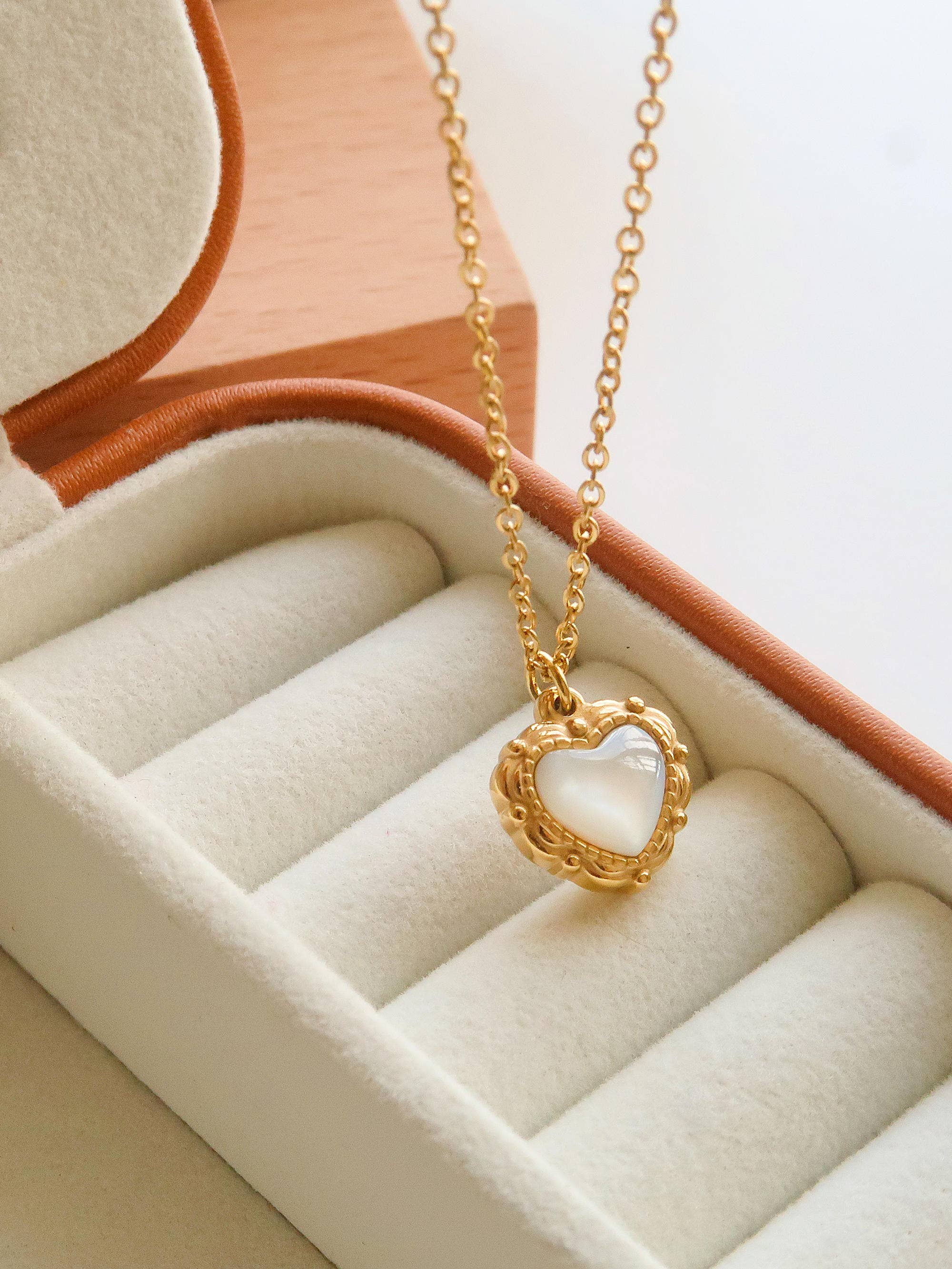 JOSIE GOLD NON-TARNISH VINTAGE HEART PENDANT NECKLACE