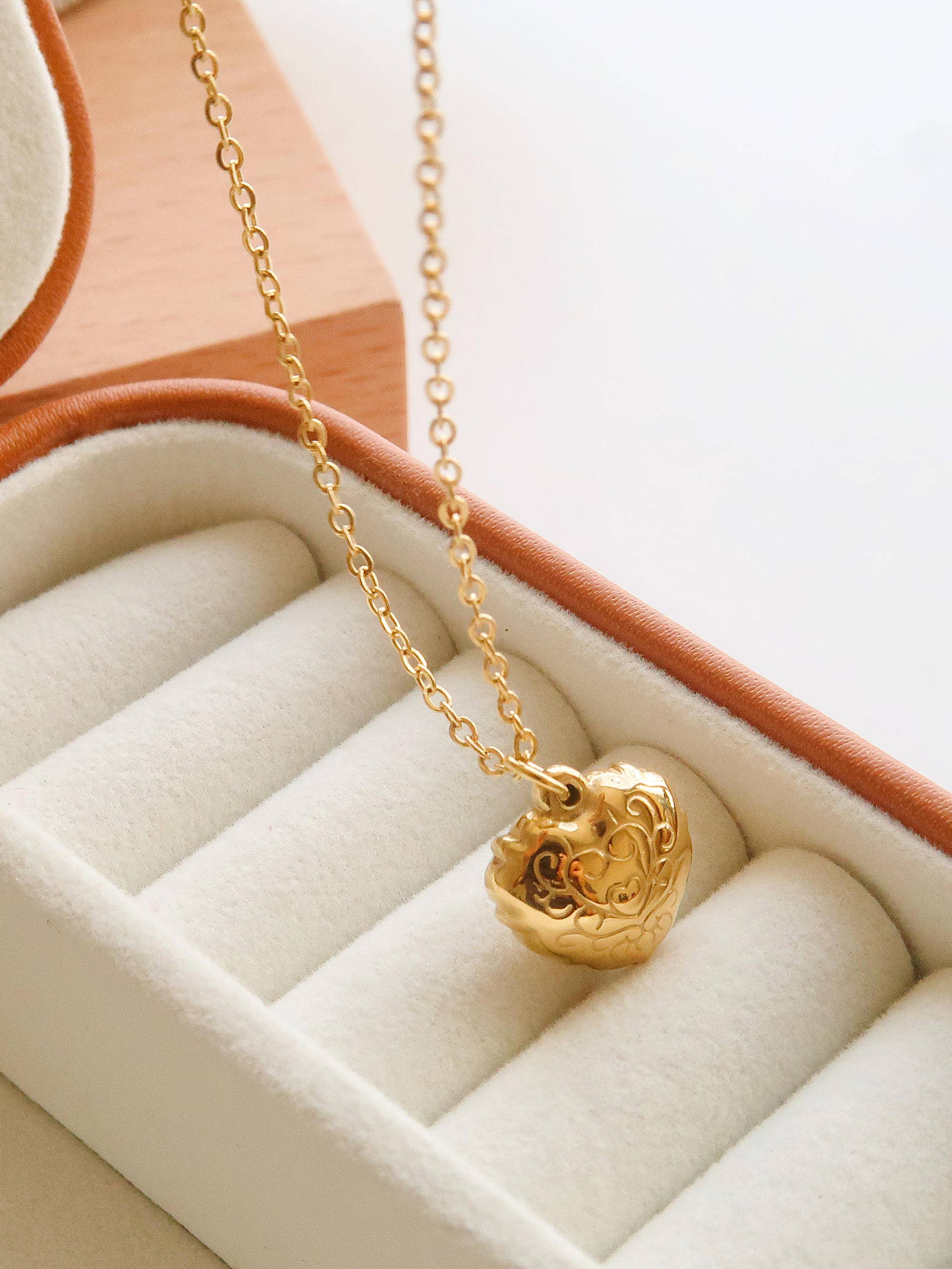 JOSIE GOLD NON-TARNISH VINTAGE HEART PENDANT NECKLACE