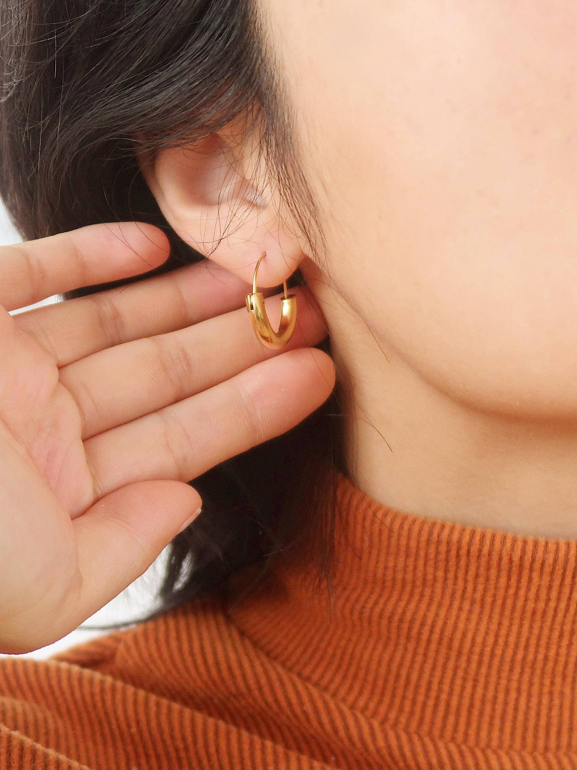 MACKENZIE 18K. NON-TARNISH U-SHAPE HOOP EARRING