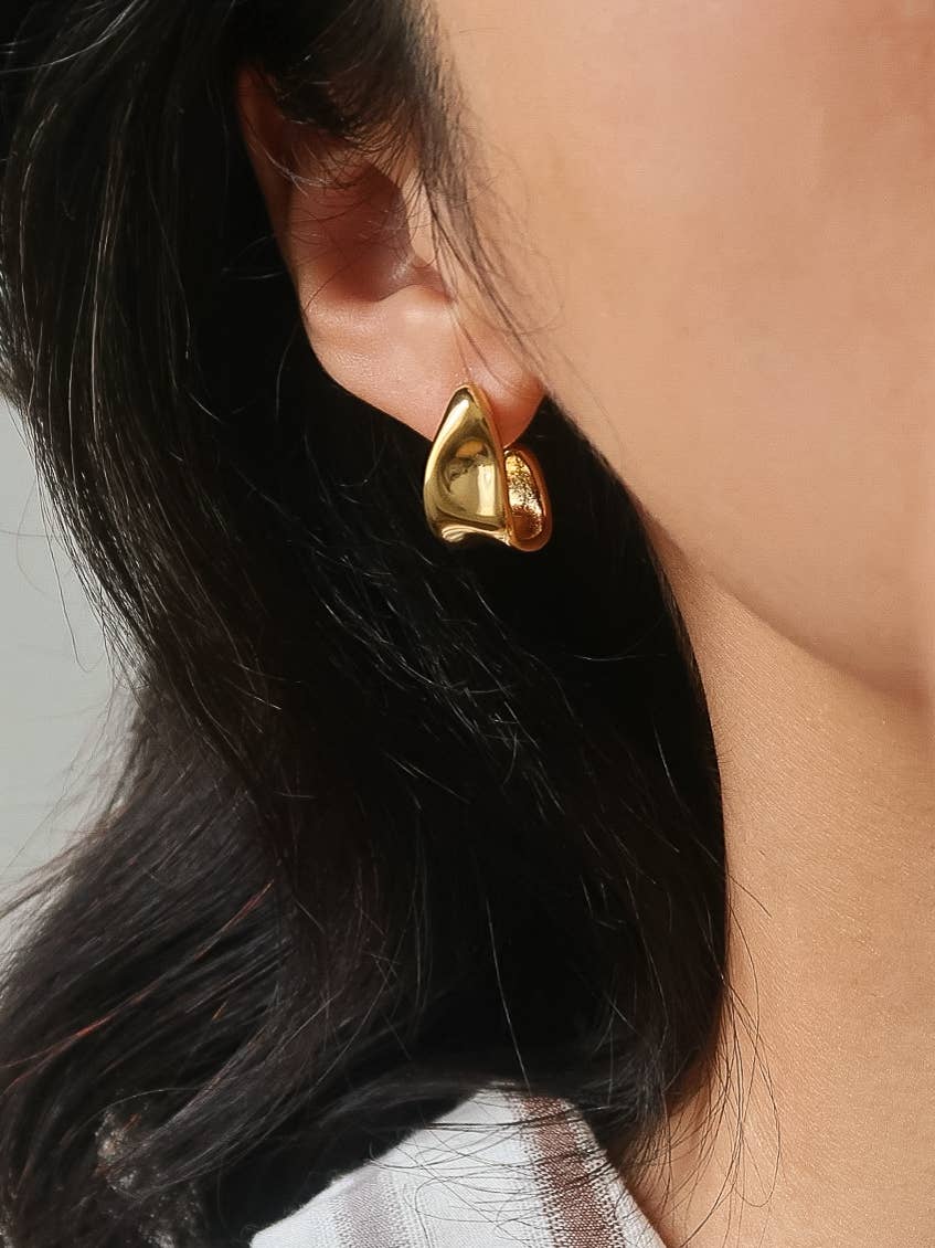 NINELLE 18K GOLD NON-TARNISH SCULPTED WAVE HOOP EARRINGS