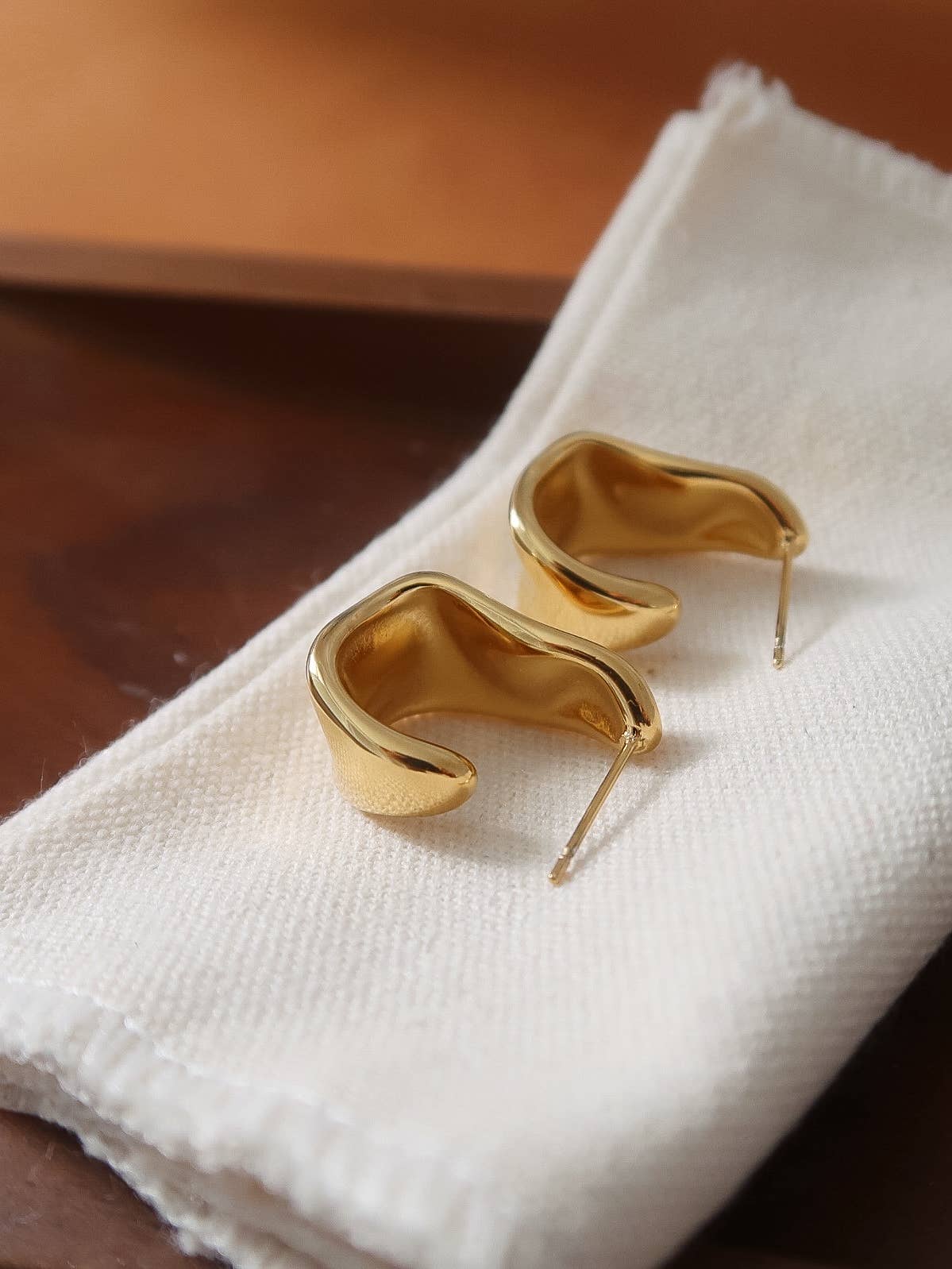 NINELLE 18K GOLD NON-TARNISH SCULPTED WAVE HOOP EARRINGS