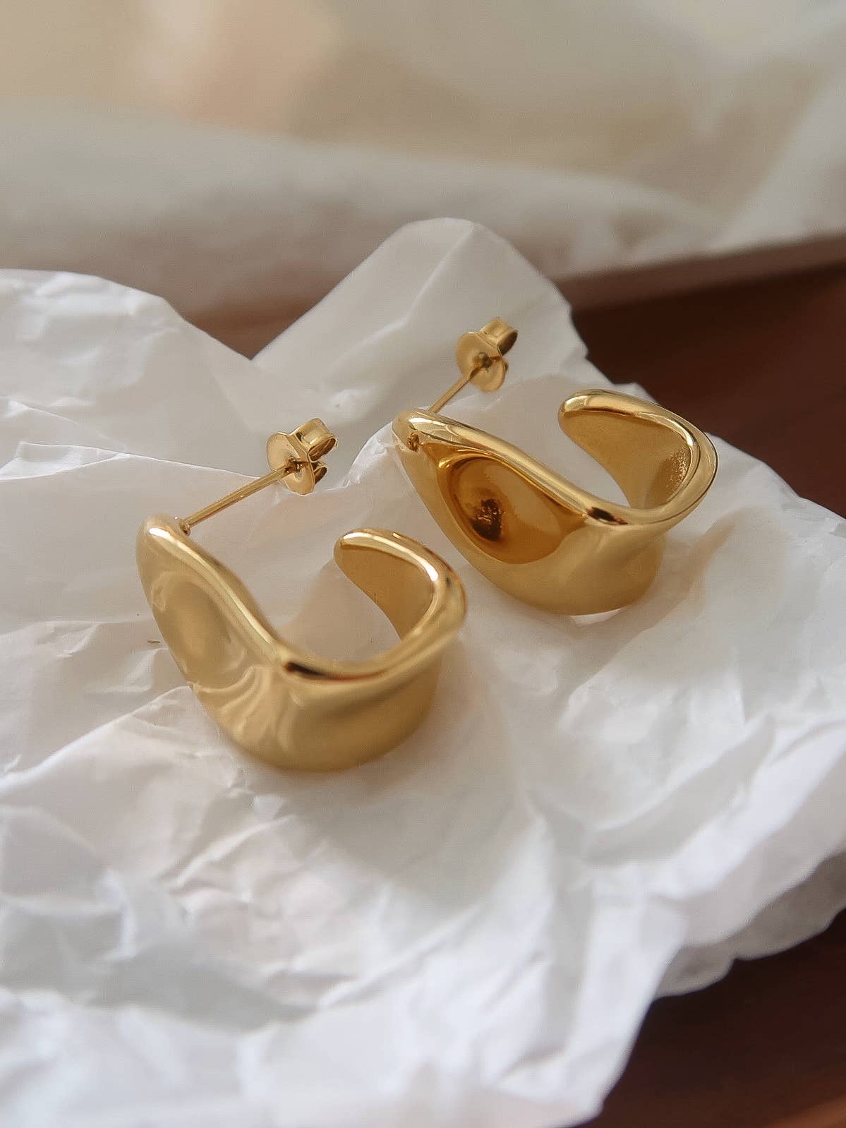 NINELLE 18K GOLD NON-TARNISH SCULPTED WAVE HOOP EARRINGS